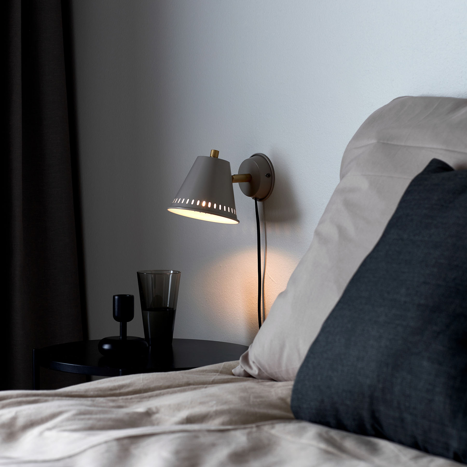 Vägglampa Pine med kontakt, grå