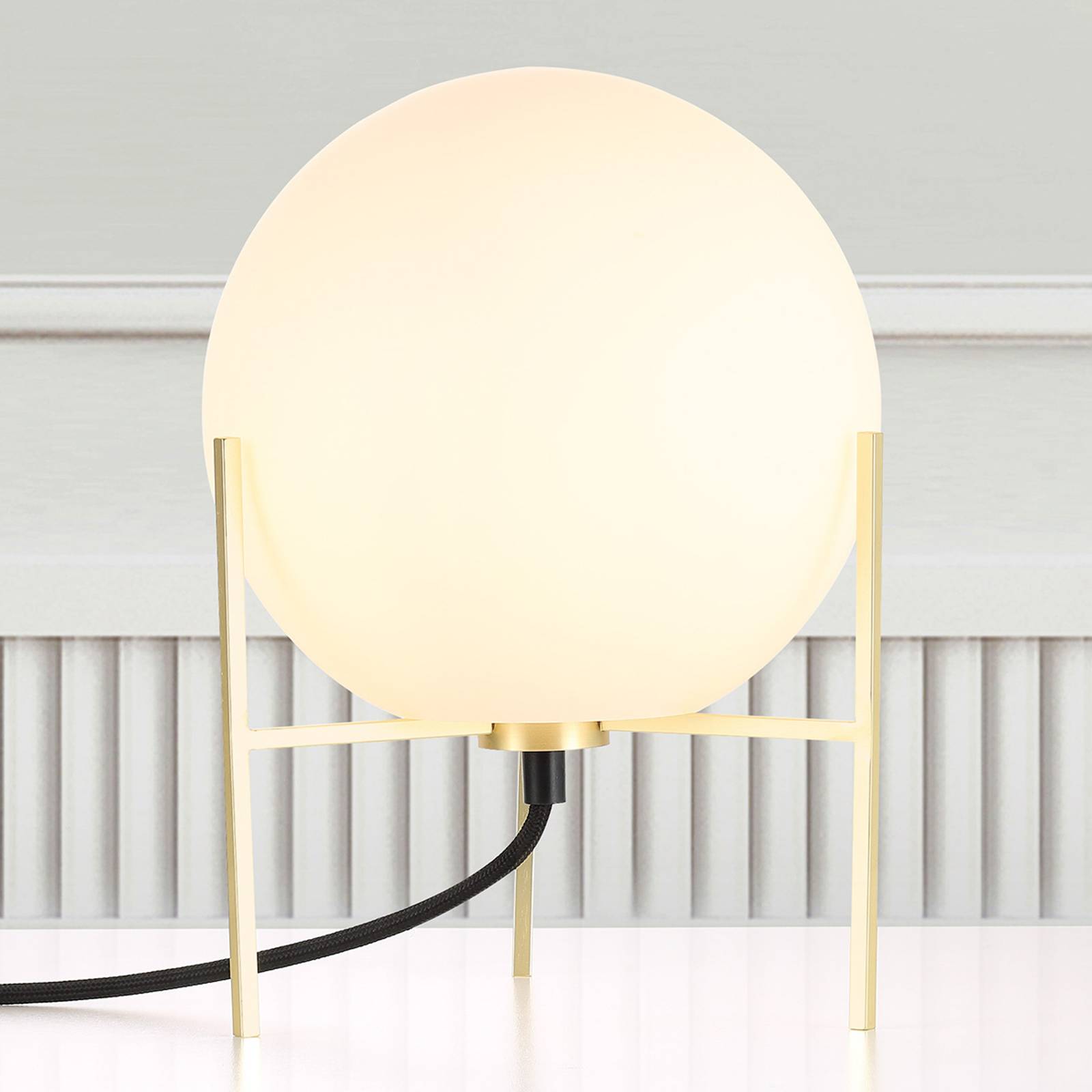 Bordslampa Alton med vit glasskärm