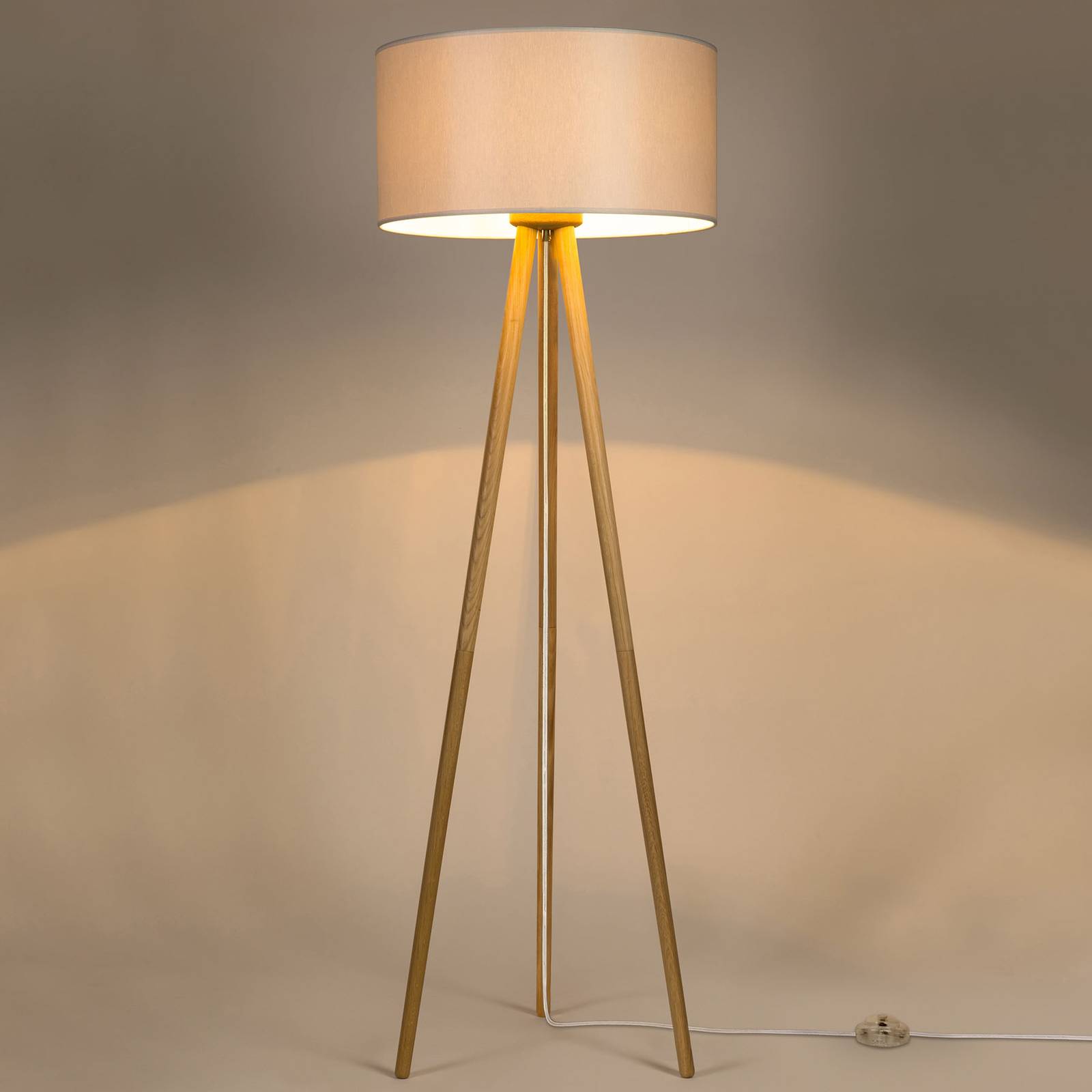 Golvlampa Corralee trebent trä, tygskärm grå