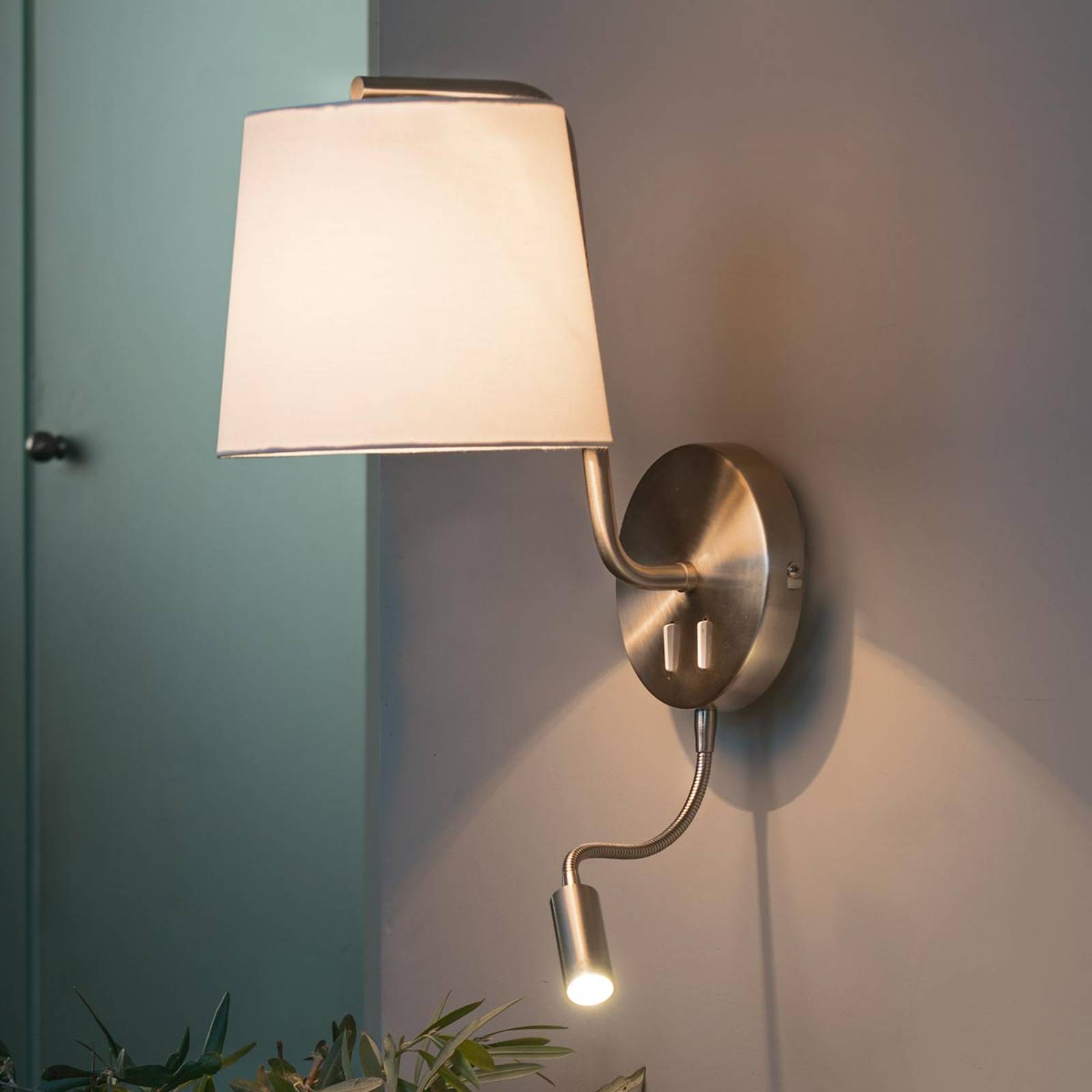 Textilvägglampa Berni med LED-läslampa
