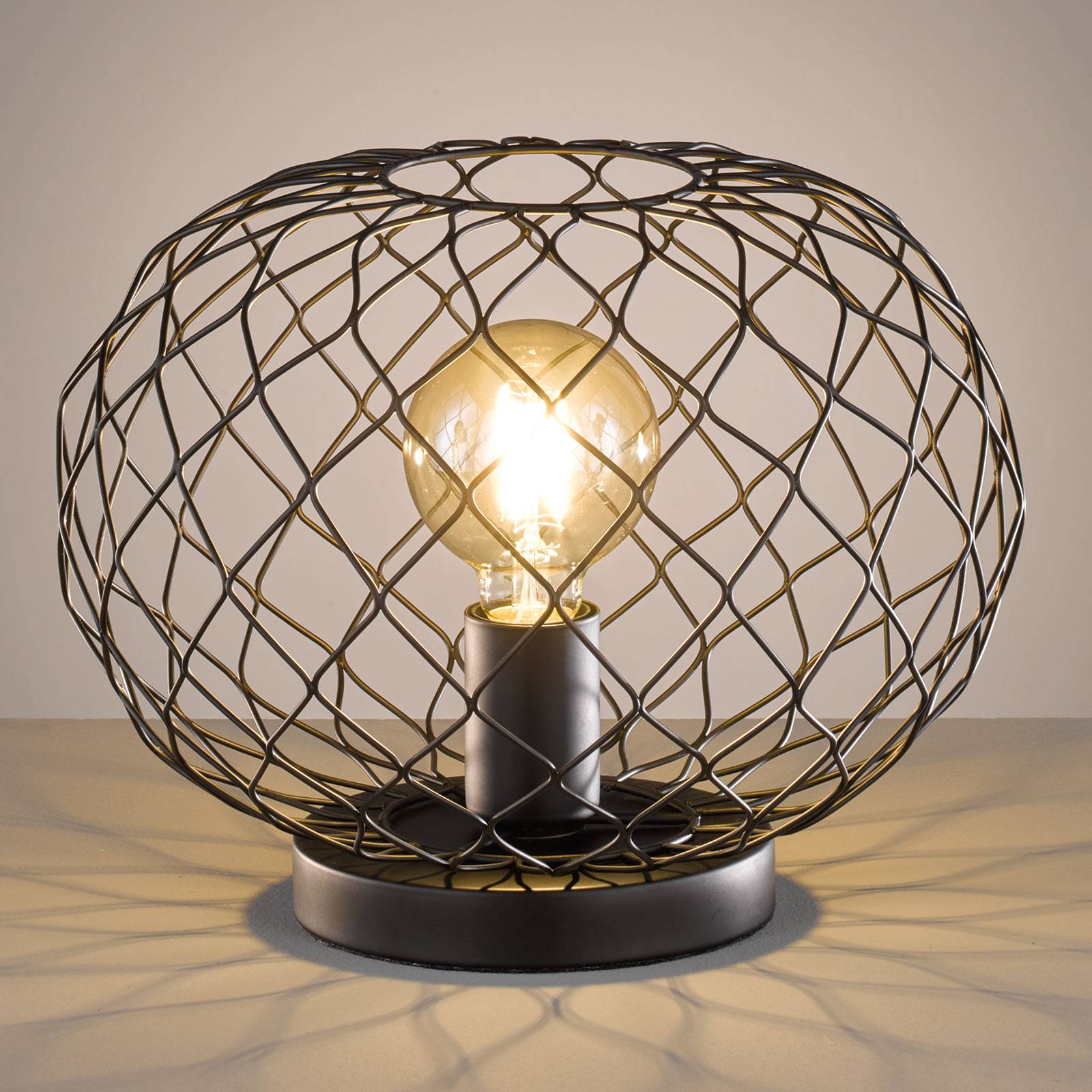 Bordslampa med skärm av metallnät