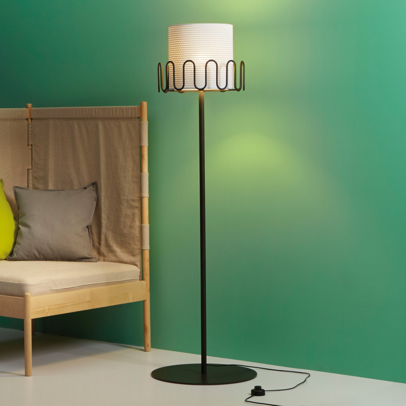 Golvlampa Frilly med klädhängare