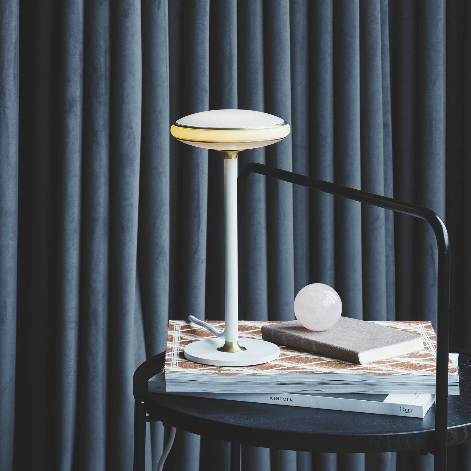 Shade ØS1 bordslampa ringar mässing fot vit Node