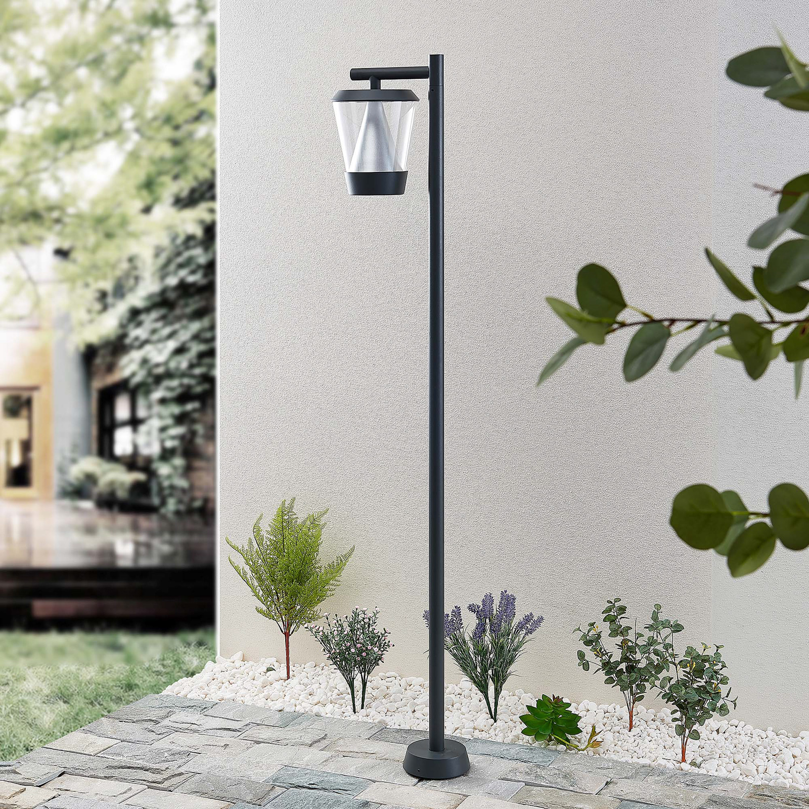 Lucande Tiany LED-gånglampa, lykta, 140 cm