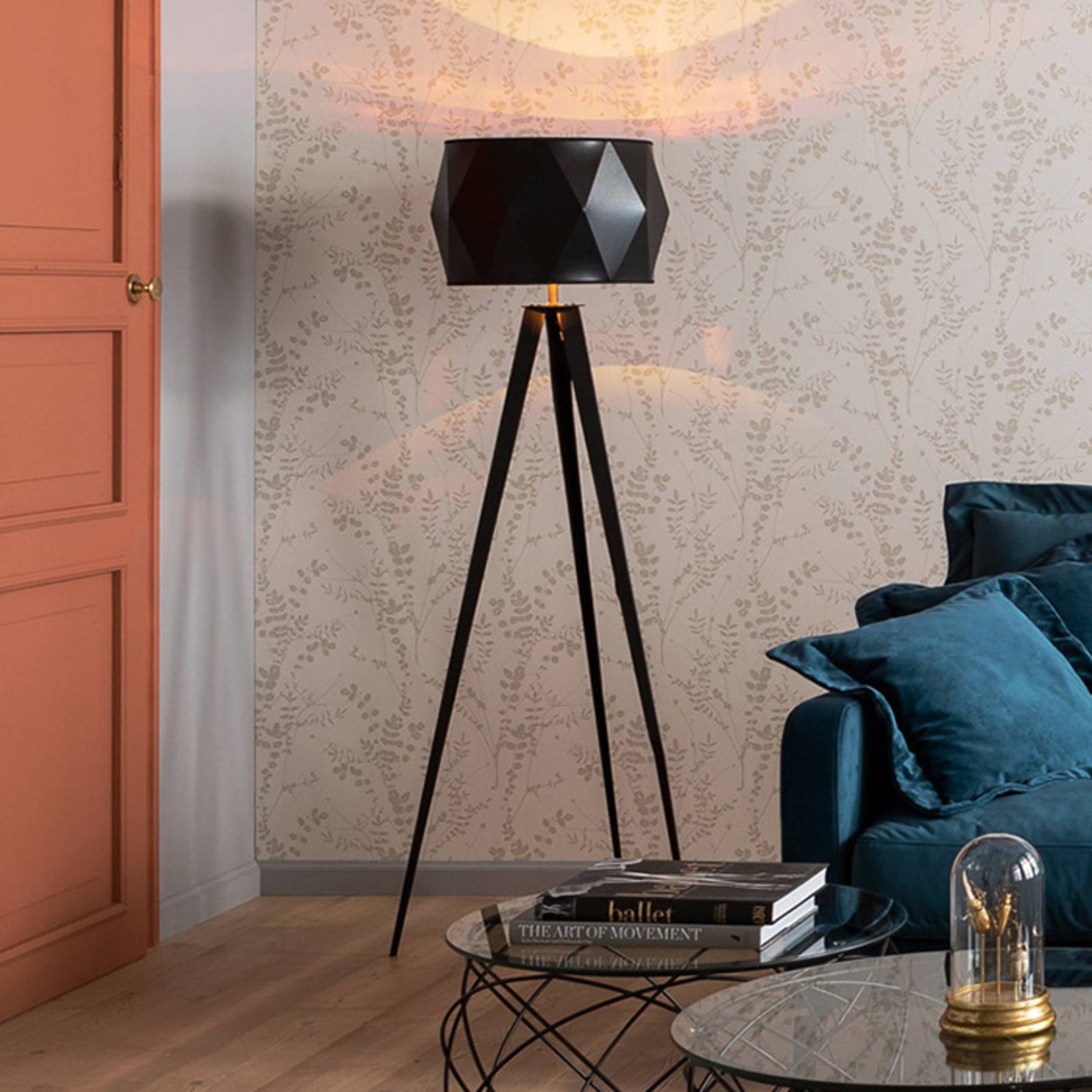 KARE Triangle Tripod Matt golvlampa i svart