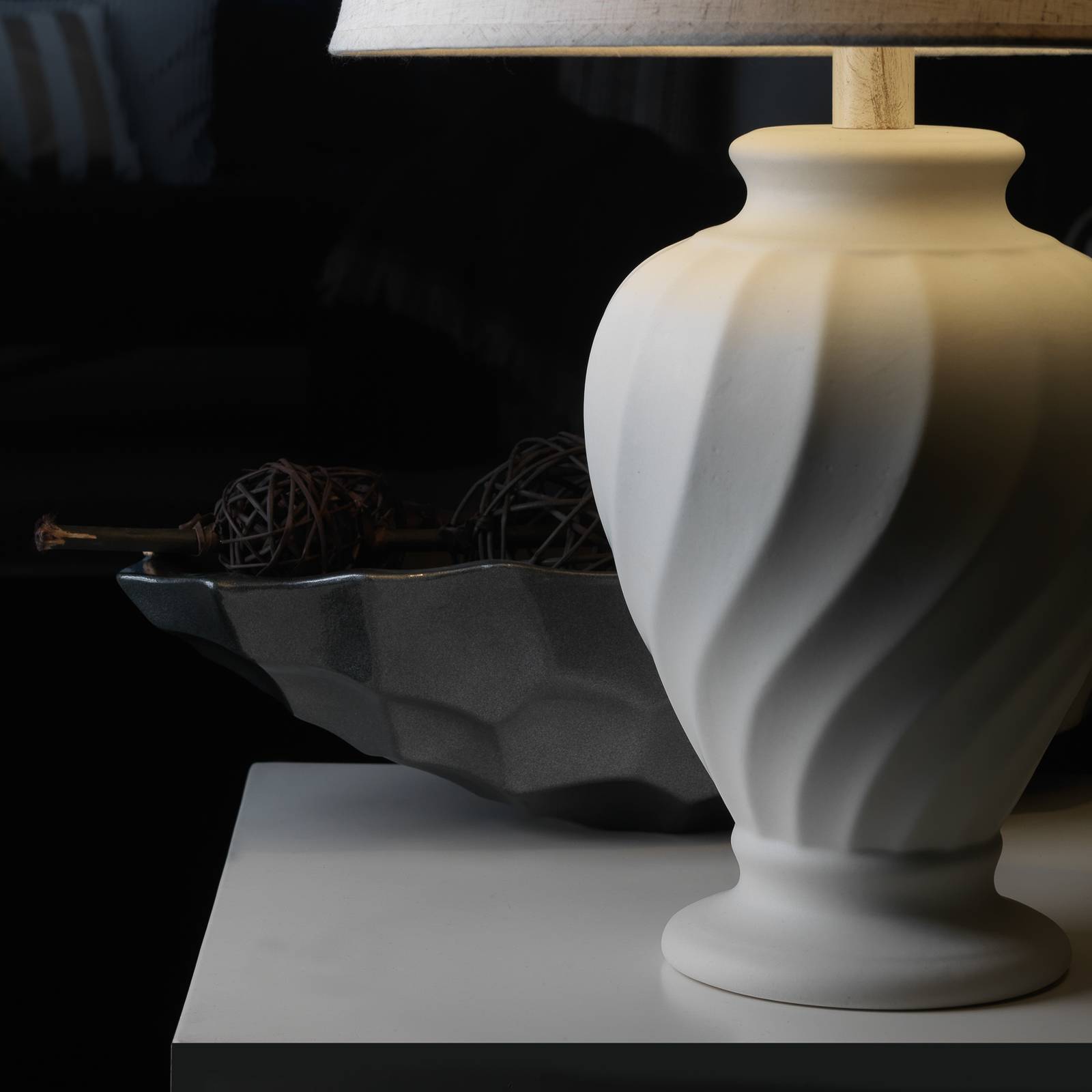 Bordslampa Vortice av keramik, vit
