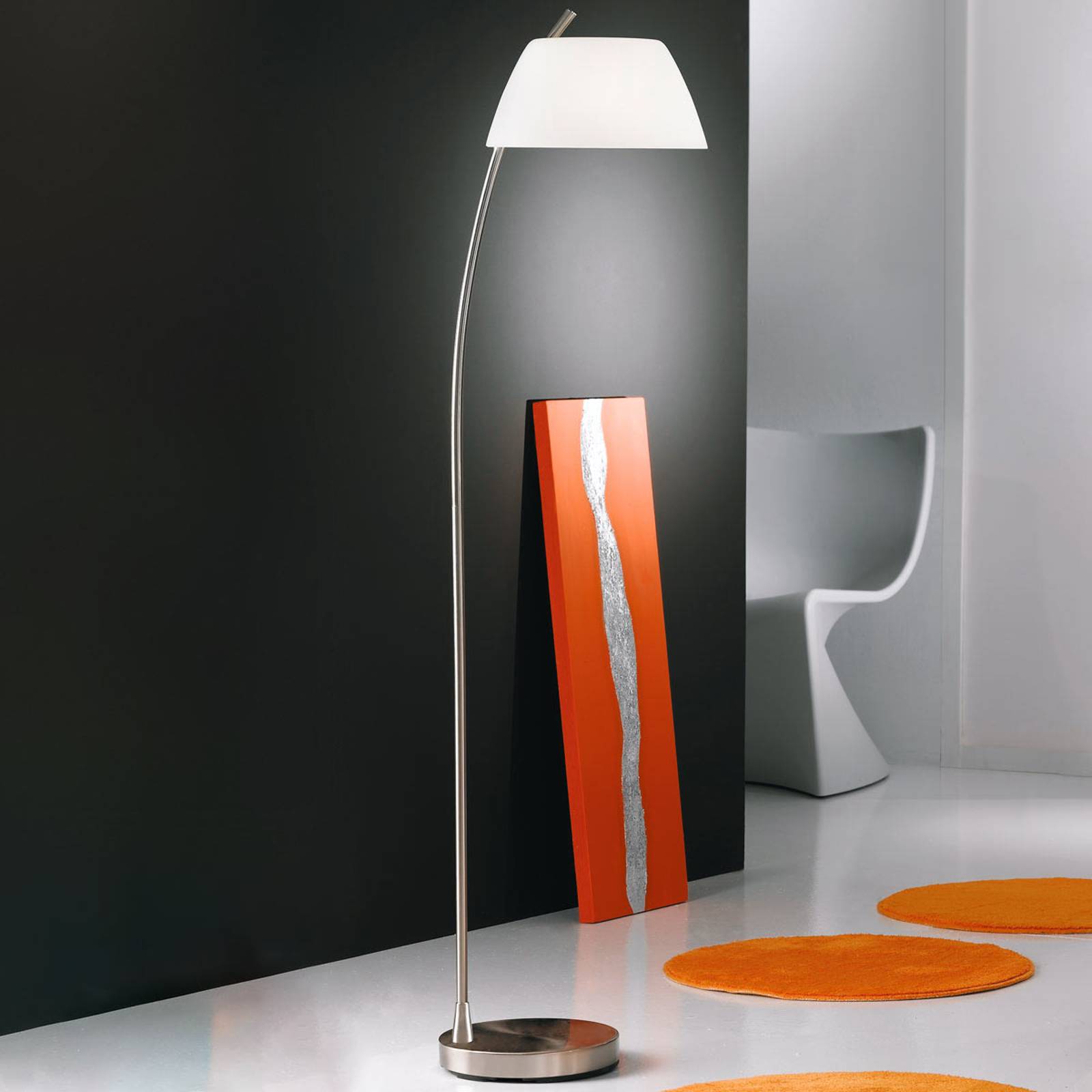 Förnicklad, stilfull golvlampa Malmö