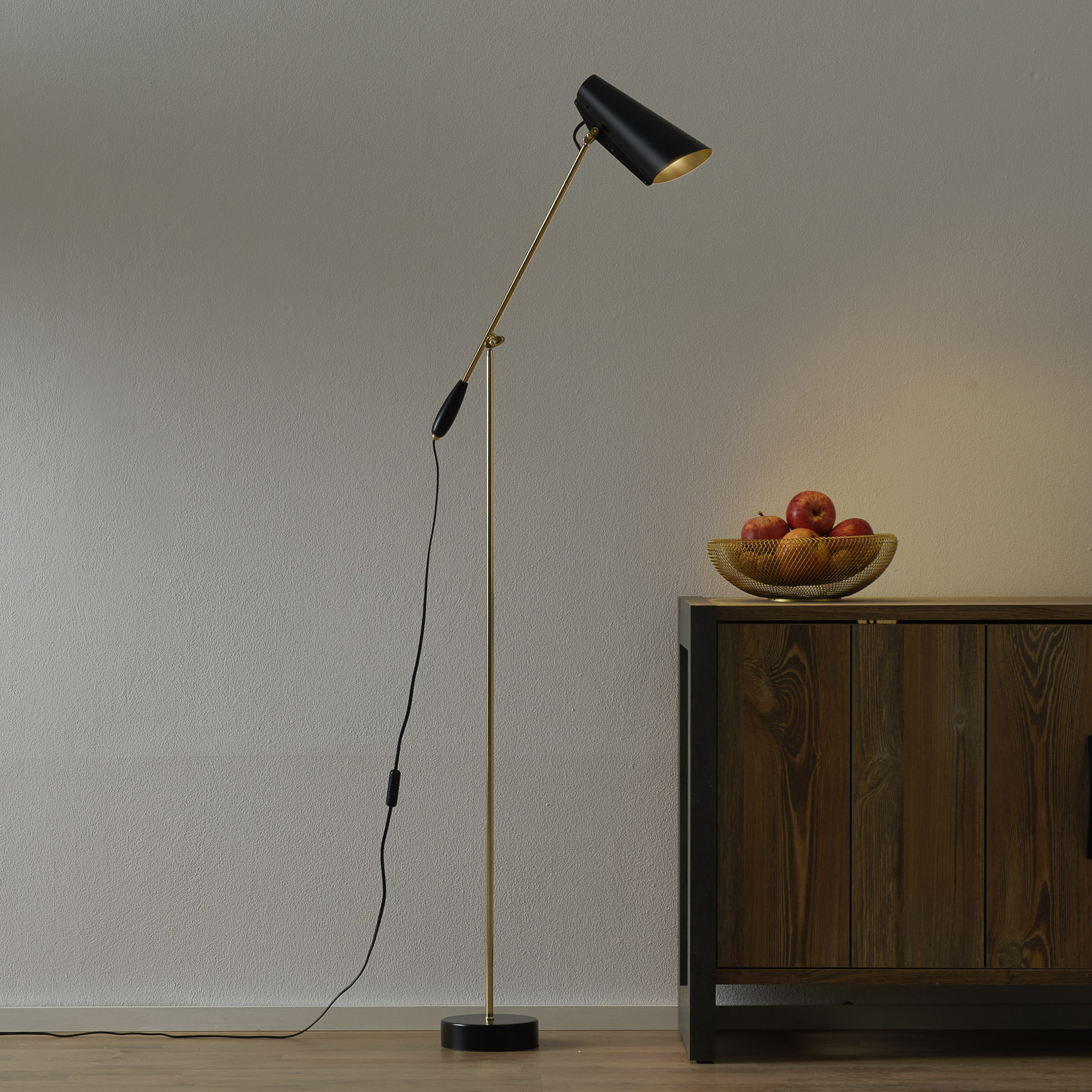Retro-golvlampa Birdy i svart/mässing
