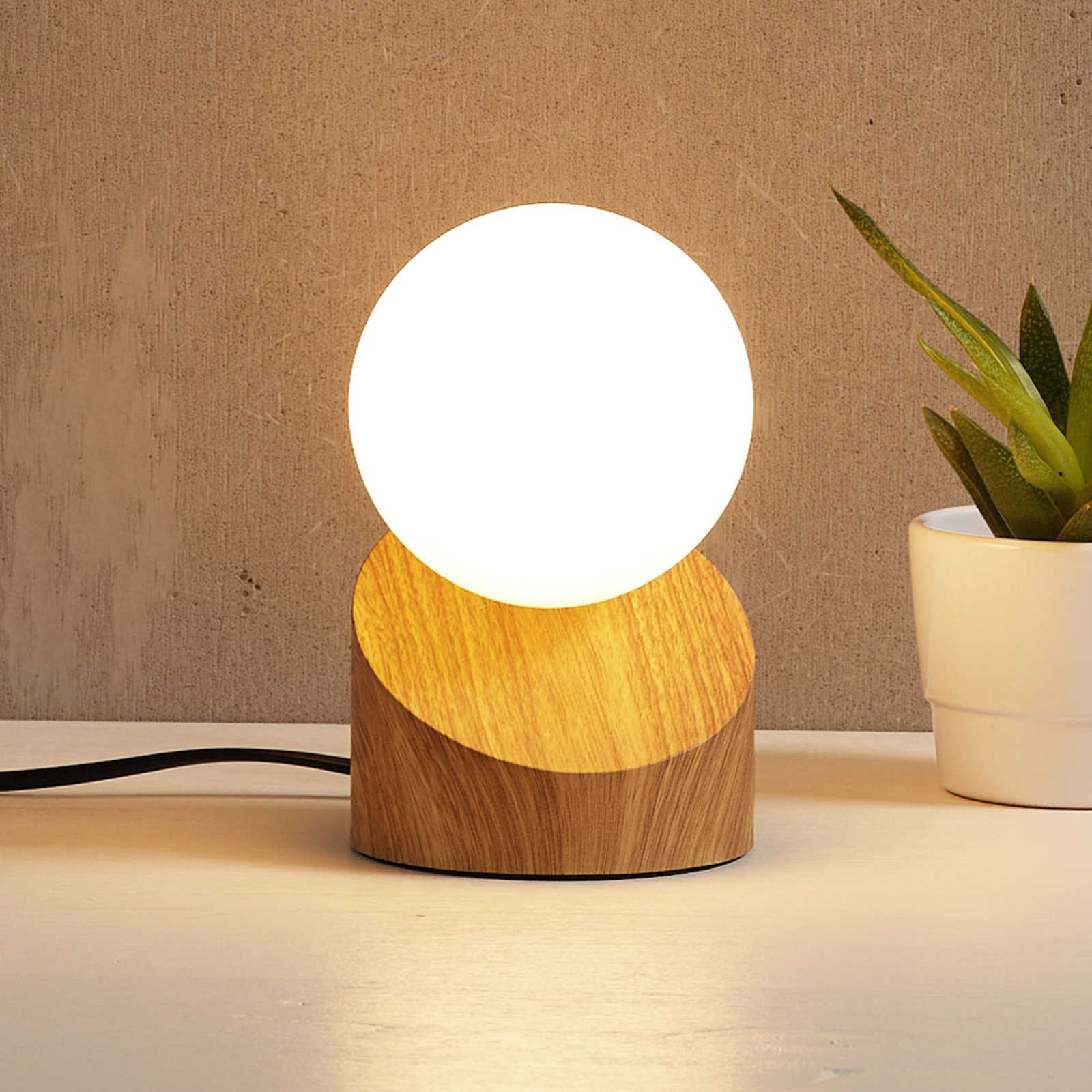 LED-bordslampa Alisa med fot i träoptik