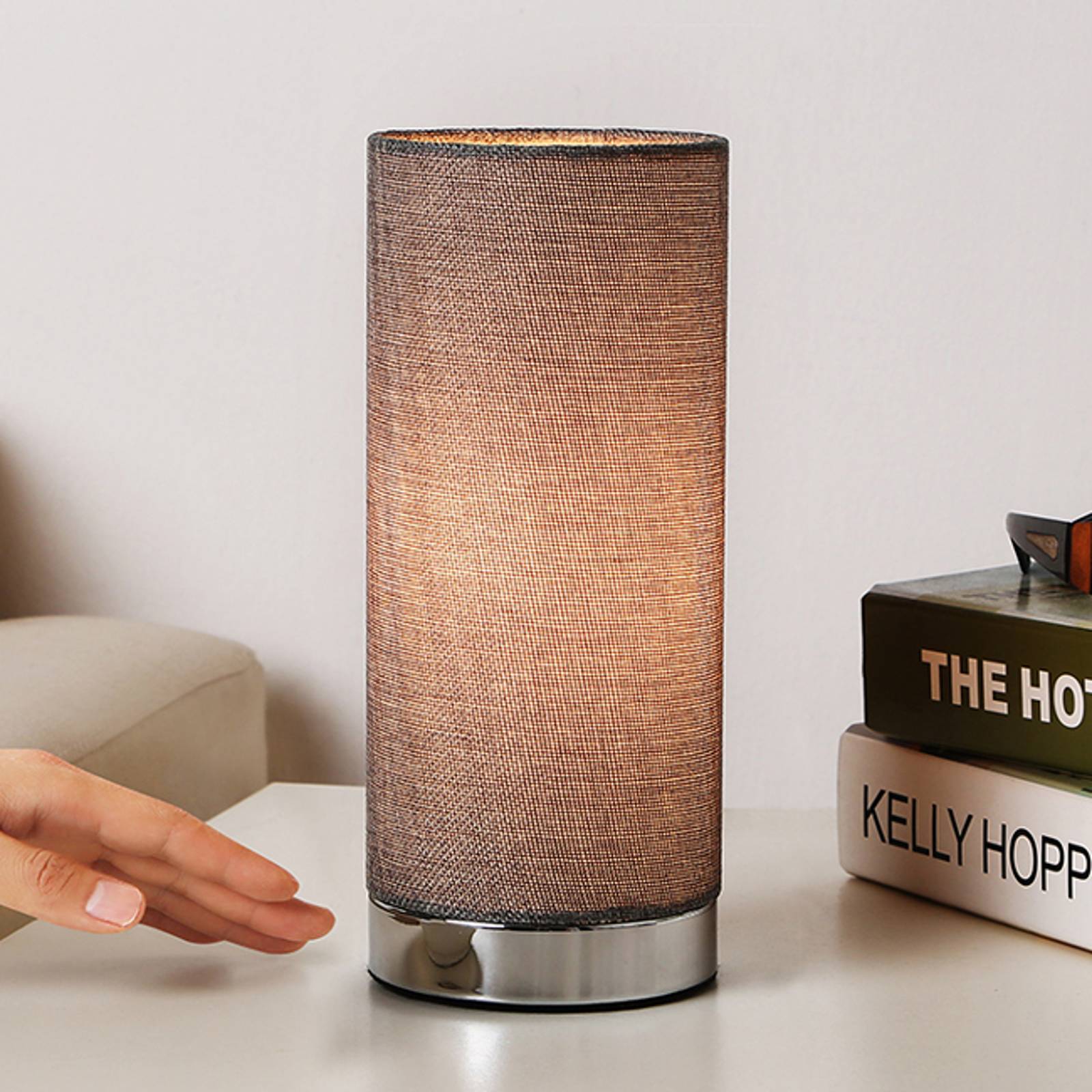 Grå bordslampa Rona med kromfot
