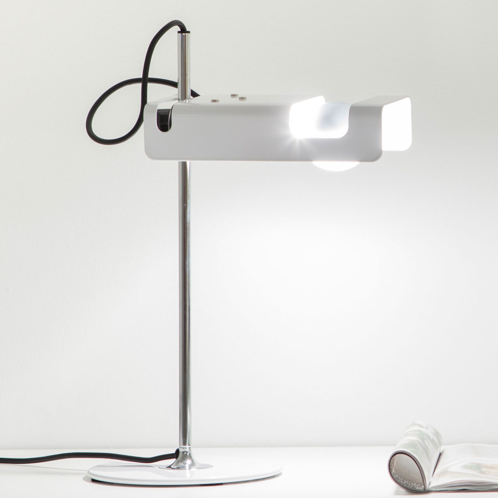 Oluce Spider - horisontell bordslampa, vit