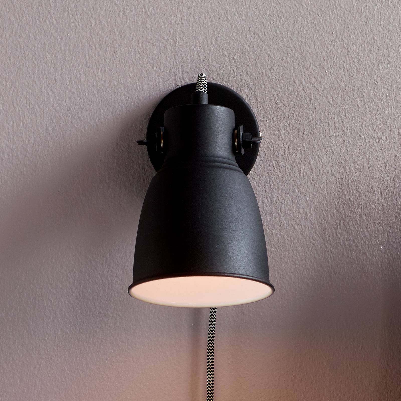 Vägglampa Adrian med kabel och kontakt, svart