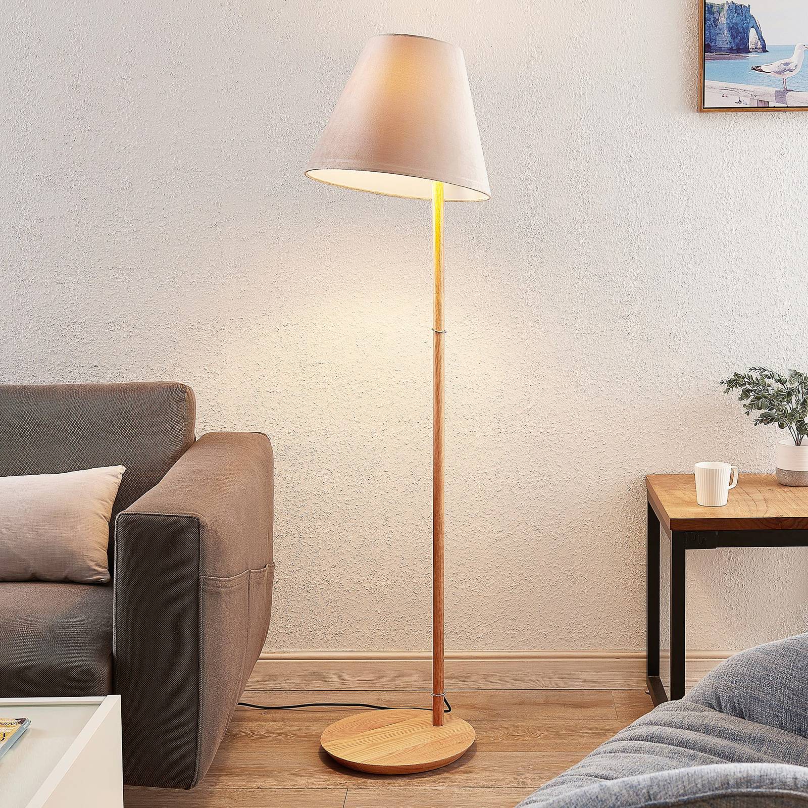 Lucande Jinda golvlampa, trästomme, grå sammet