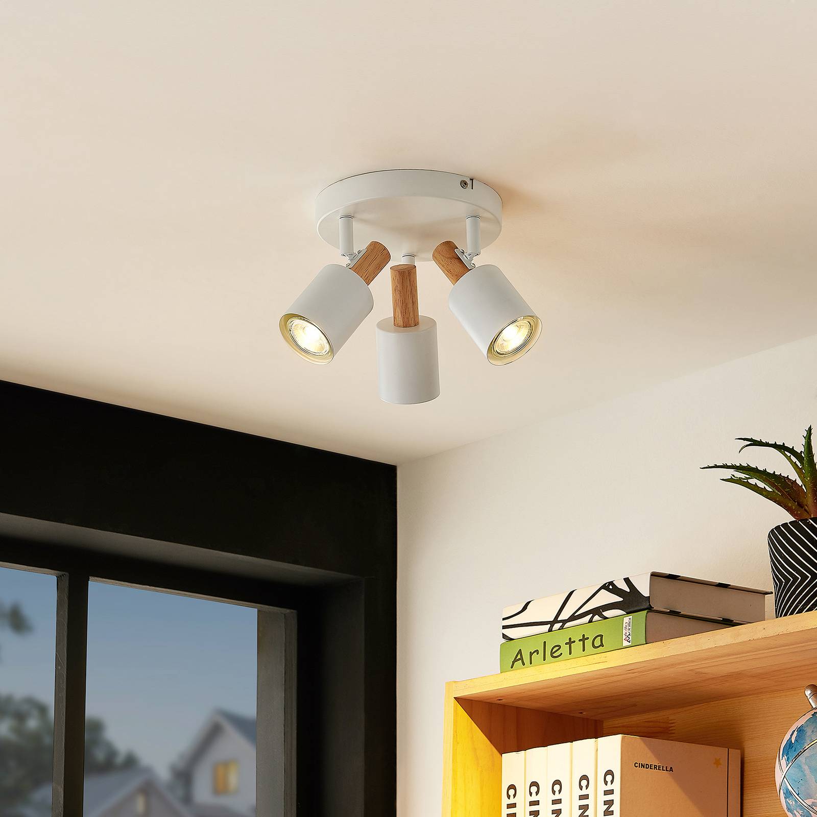 Lindby Junes takspotlight, 3 lampor, vit