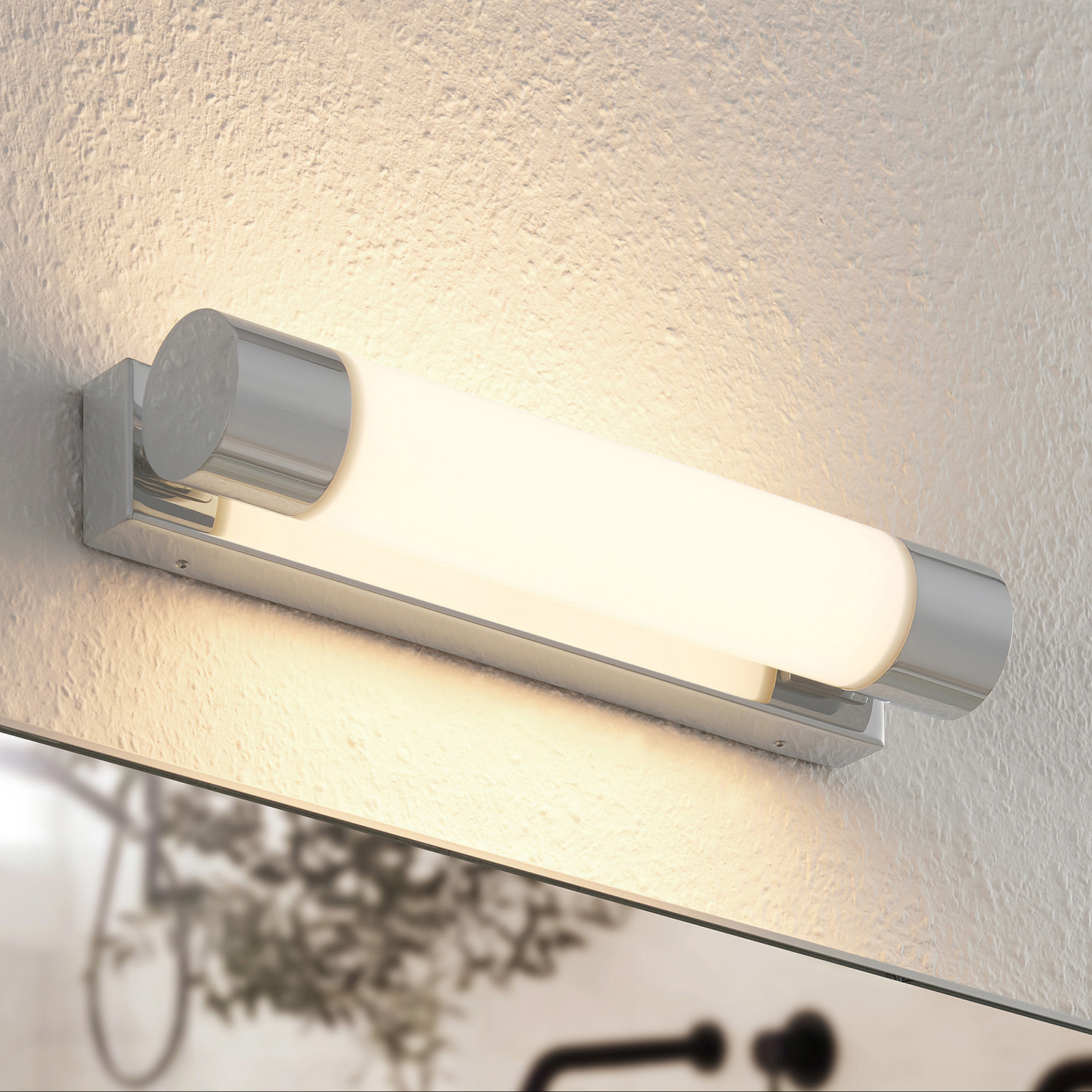 Lindby Hamina LED-badrumsspegellampa, 36 cm