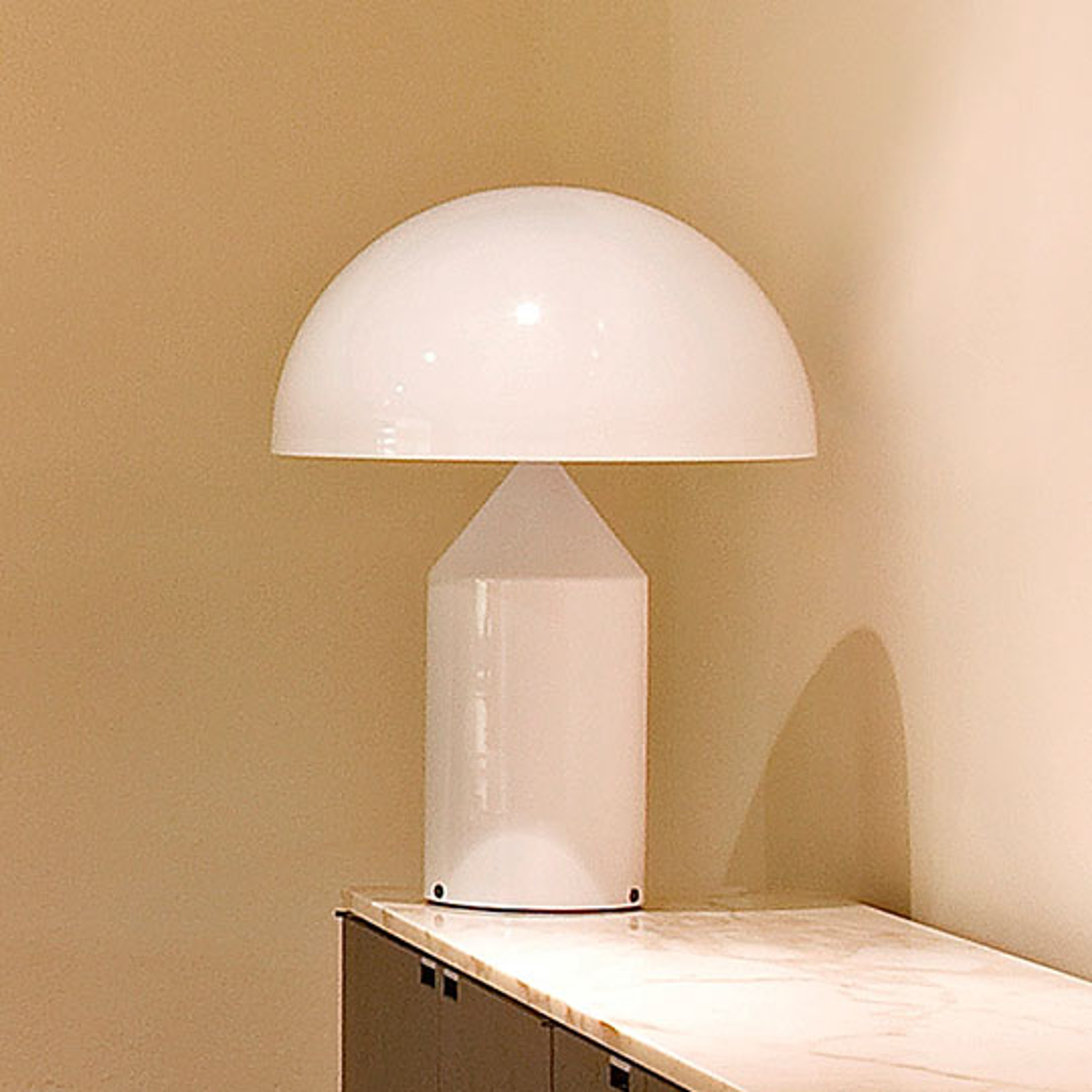 Oluce Atollo bordslampa med dimmer Ø 50 cm vitt