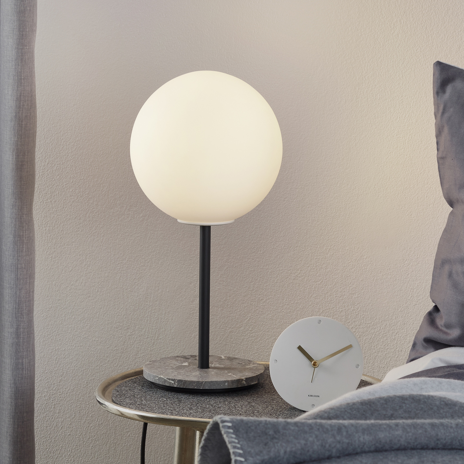Menu TR Bulb bordslampa 41 cm marmor/opal matt