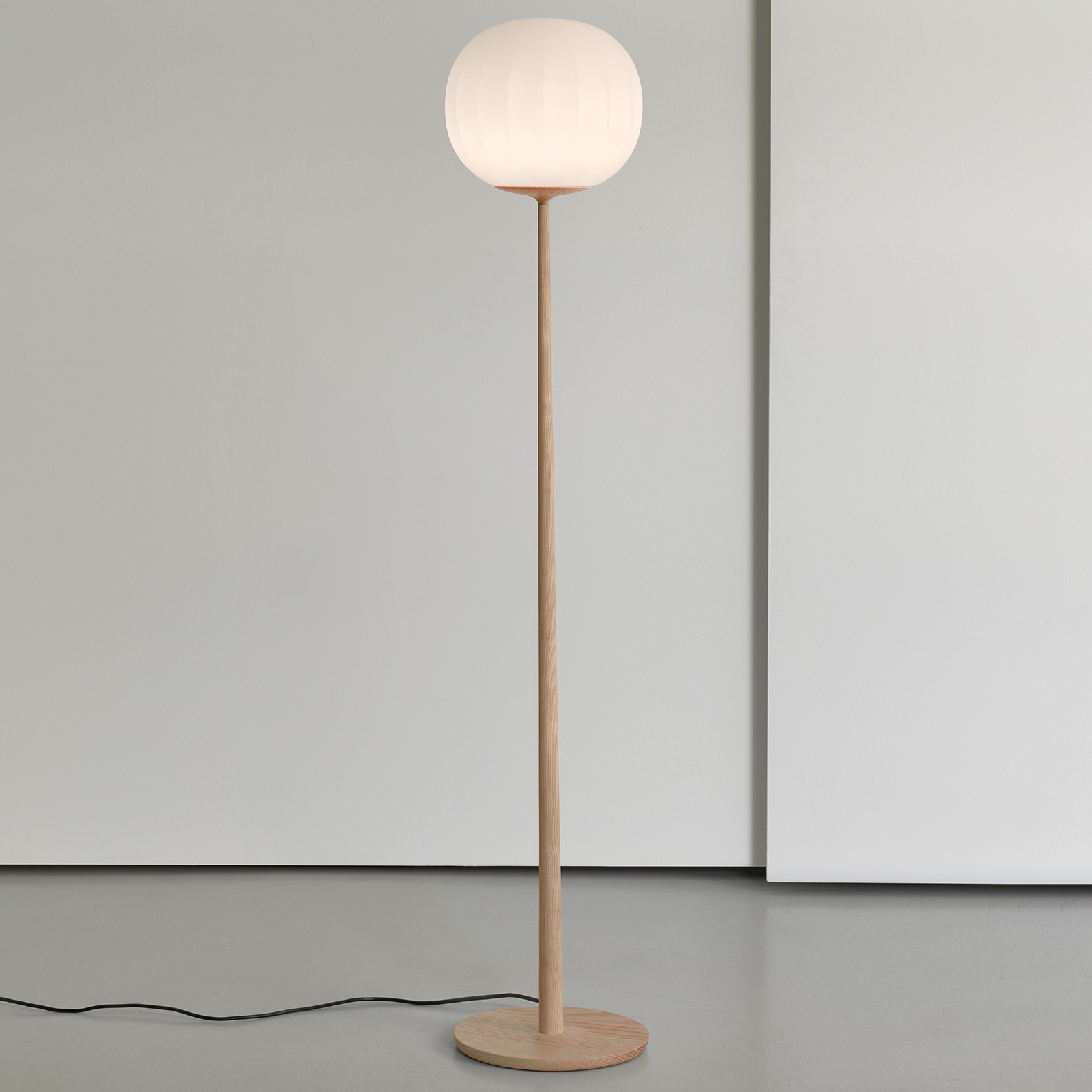Luceplan Lita golvlampa glasskärm 30 cm, askträ