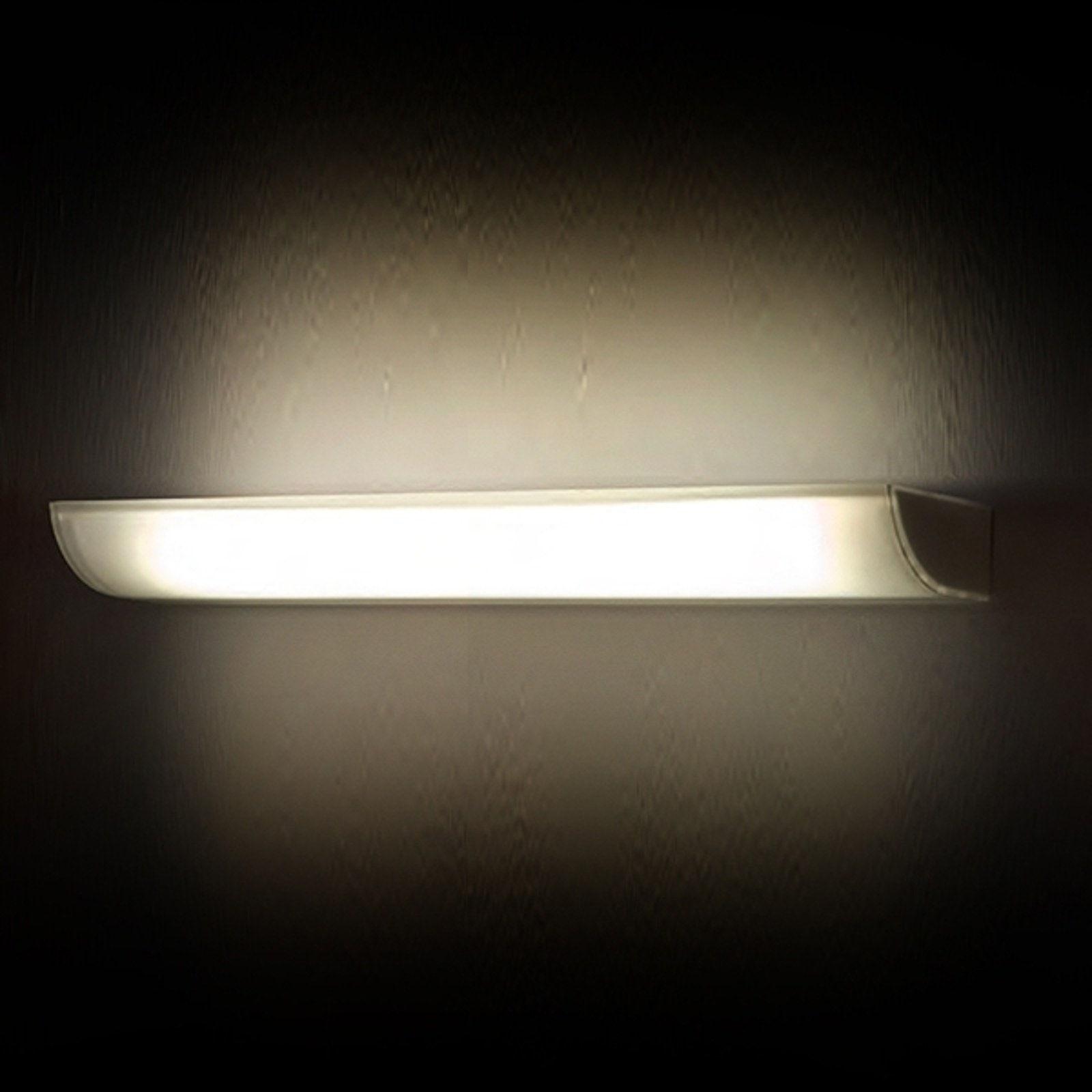 Vacker vägglampa SILK