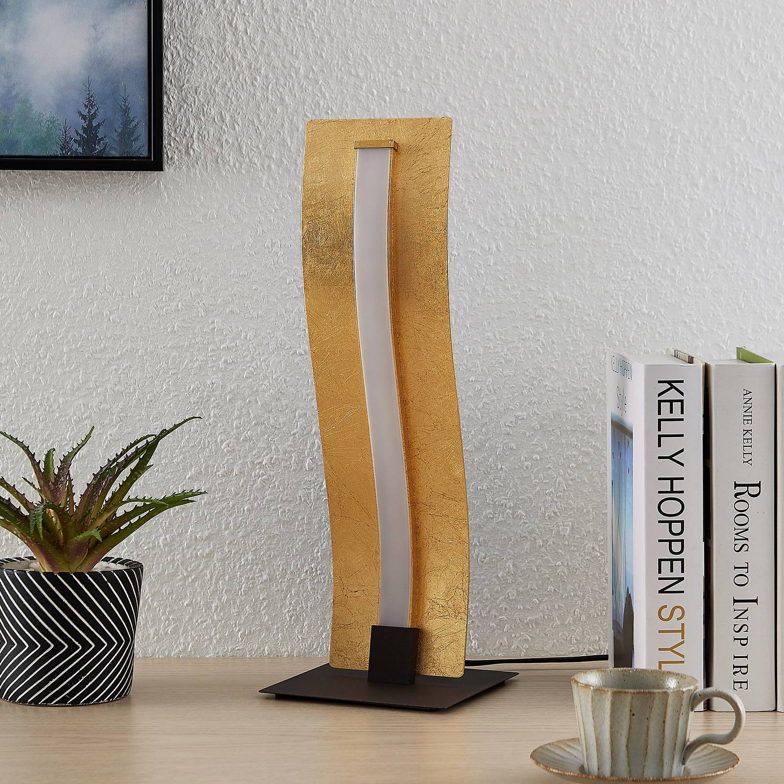 Lindby Larisa LED-bordslampa i vågdesign