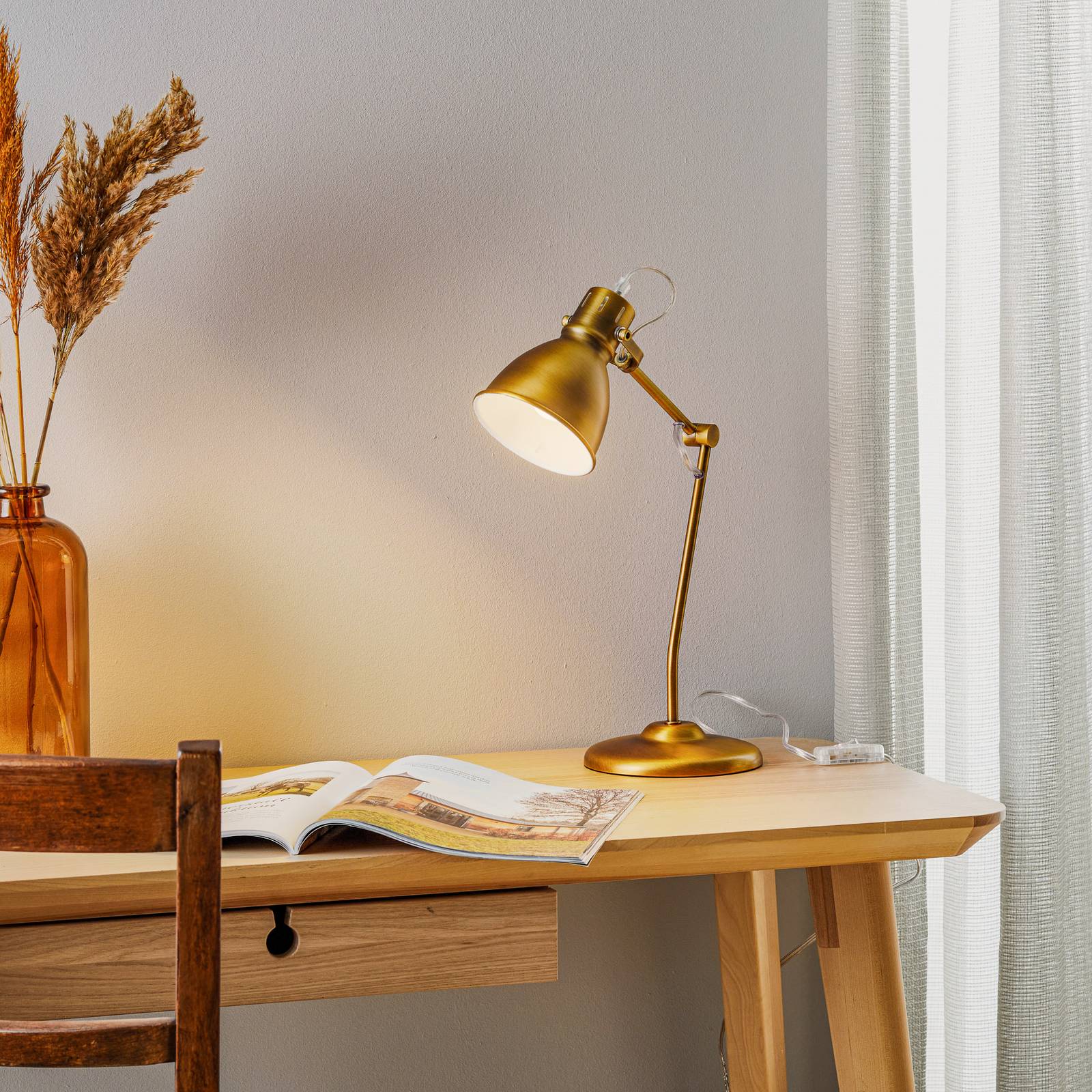 Vacker bordslampa Keali i antik mässing