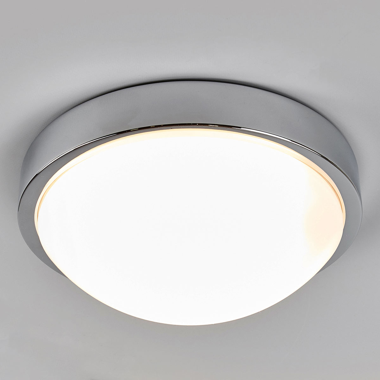 Förkromad badrumstaklampa Elucio, IP44
