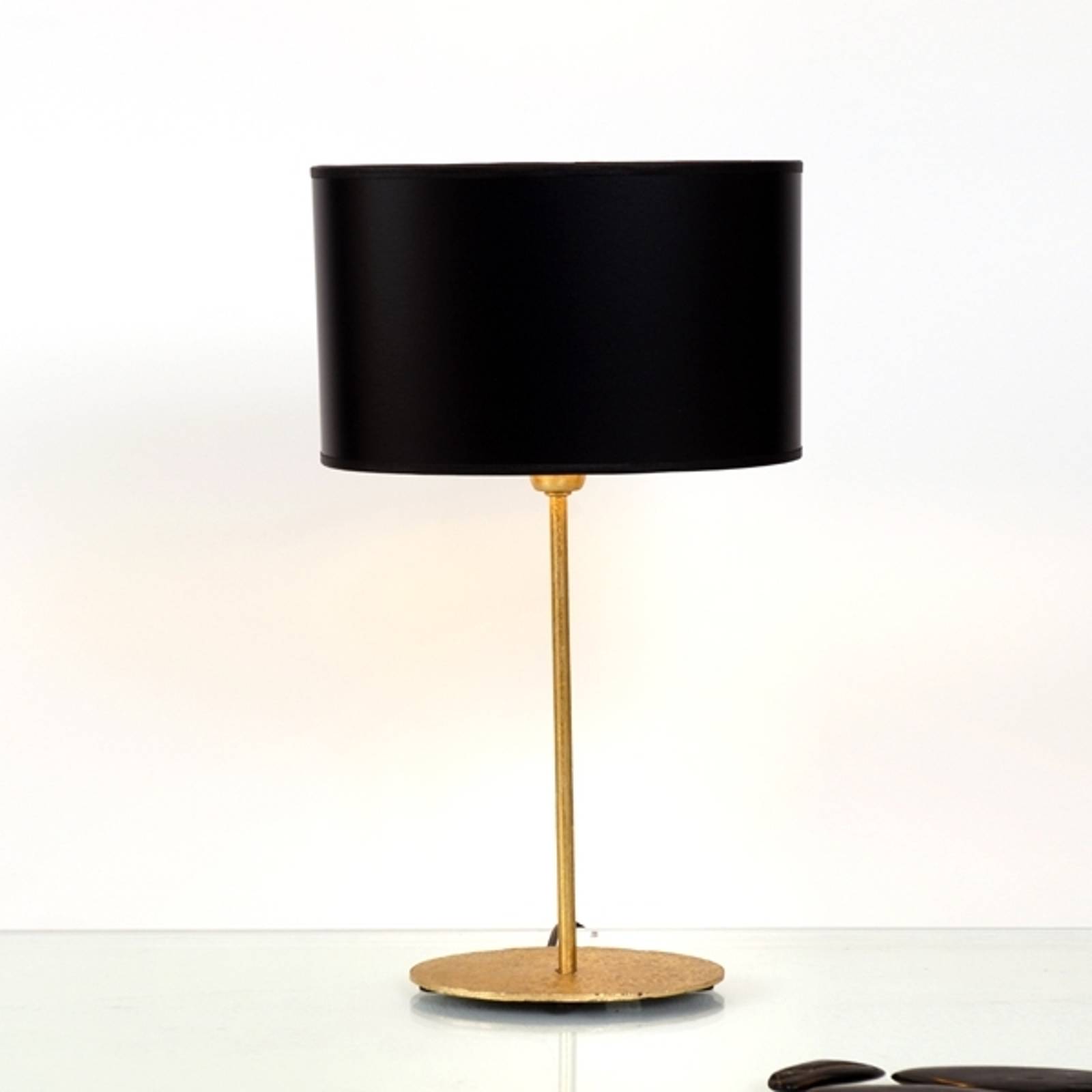Vacker bordslampa Mattia med oval skärm