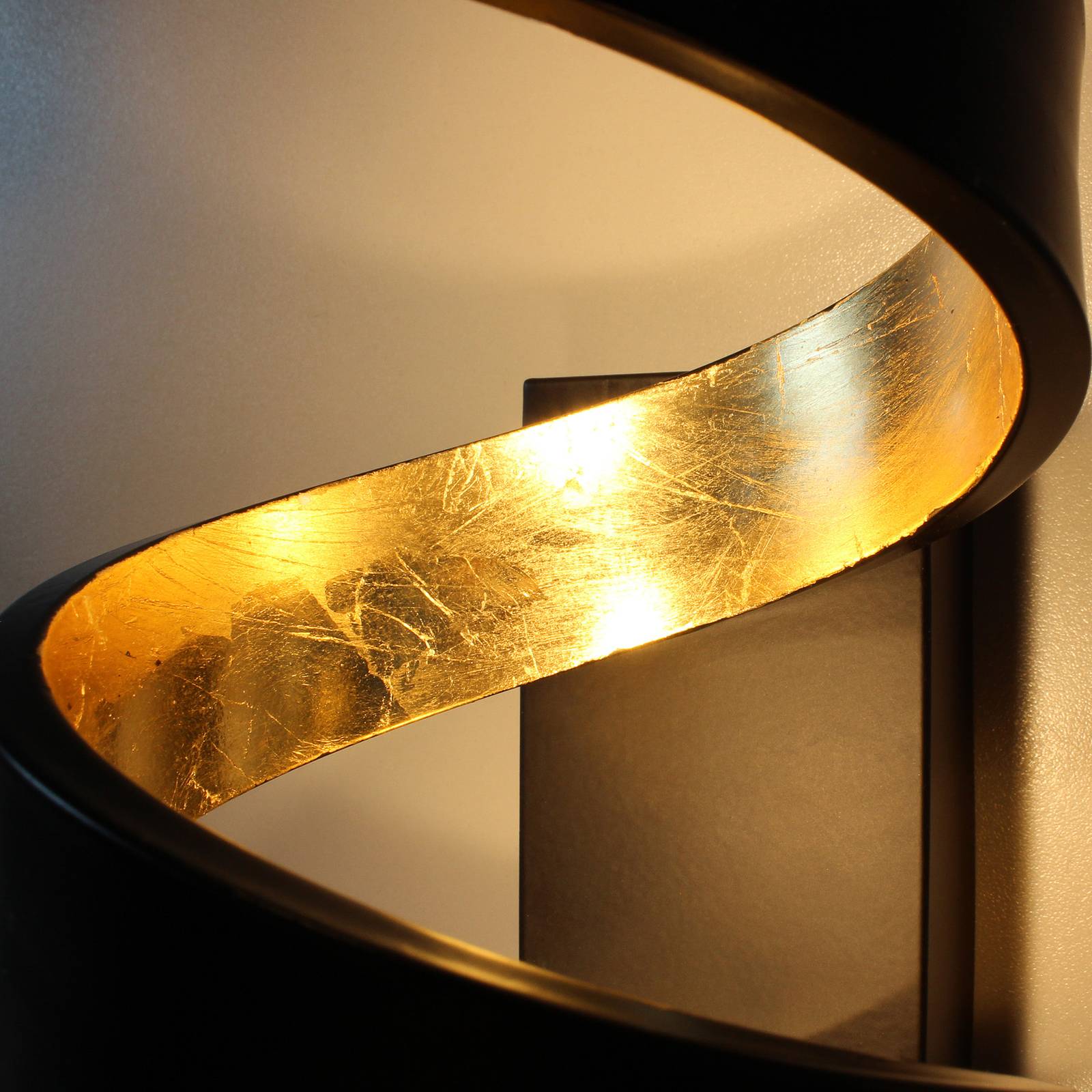 LED-golvlampa Helix i svartguld
