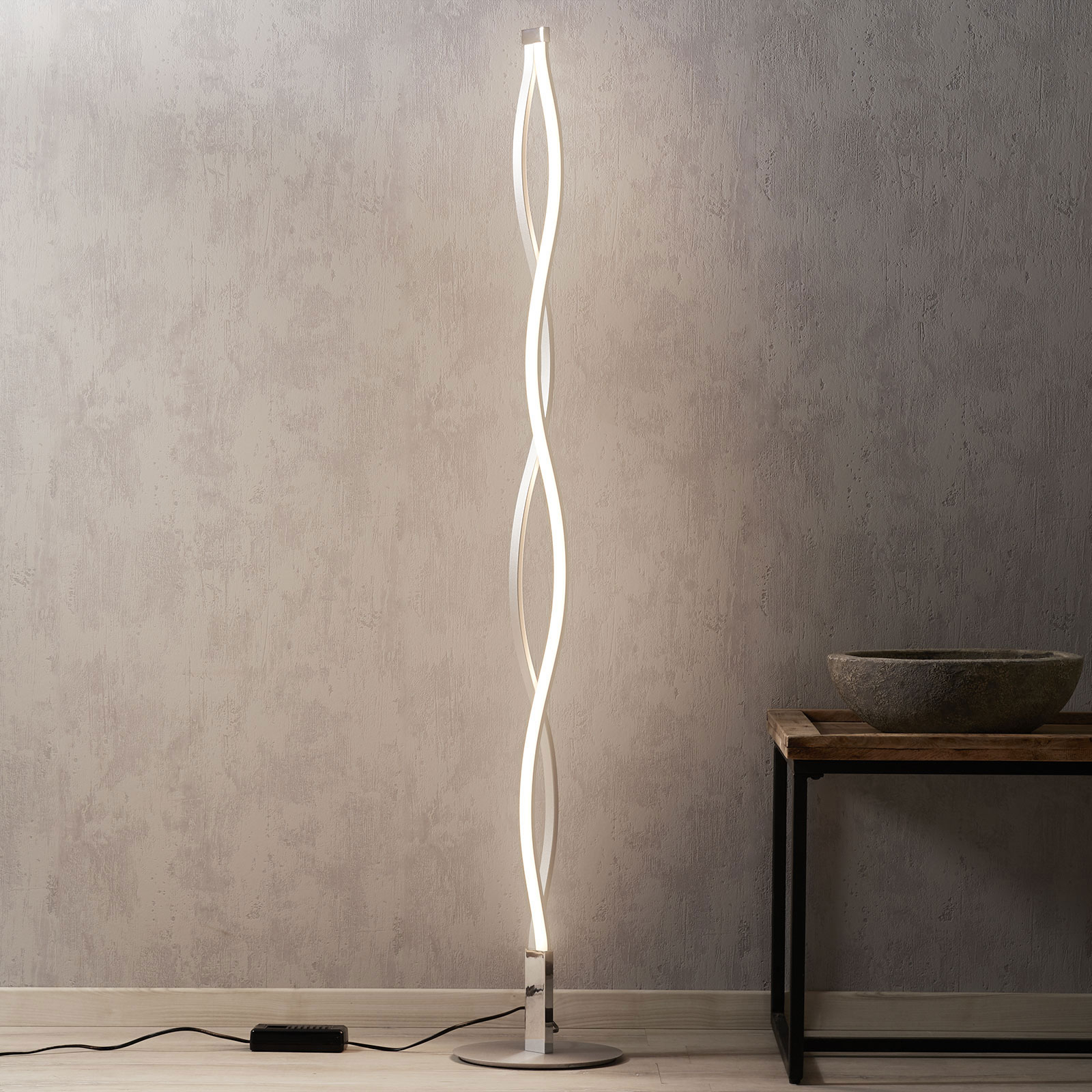 LED-golvlampa Sahara i vågig design