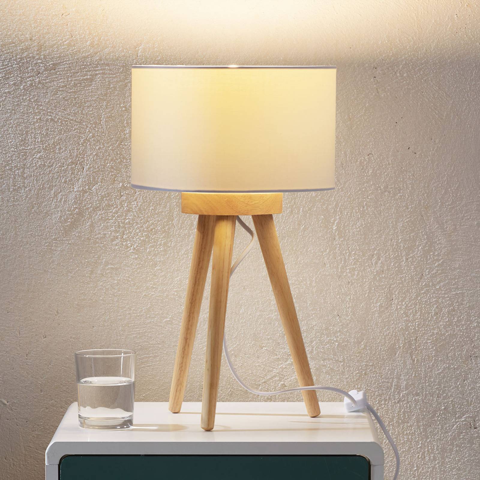 Bordslampa i trä Charlia med vit tygskärm