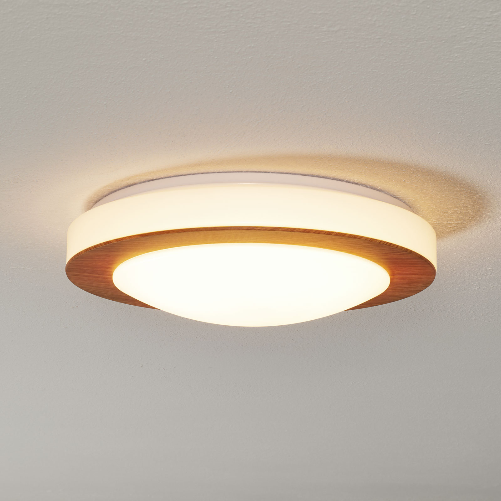 Rund LED-taklampa Gordon med trälackering
