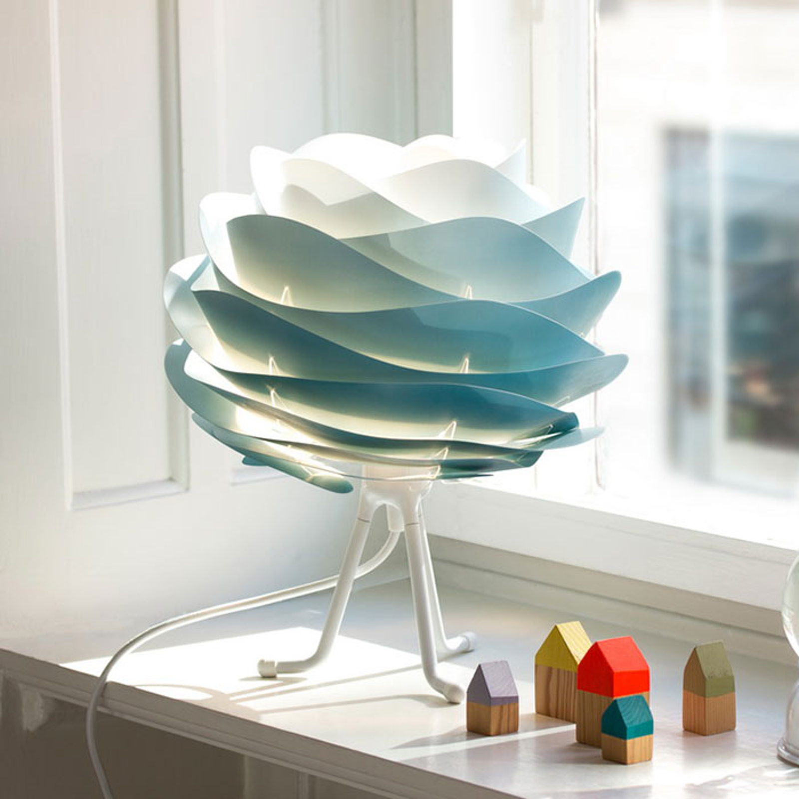 UMAGE Carmina Mini bordslampa blå/tripod base vit
