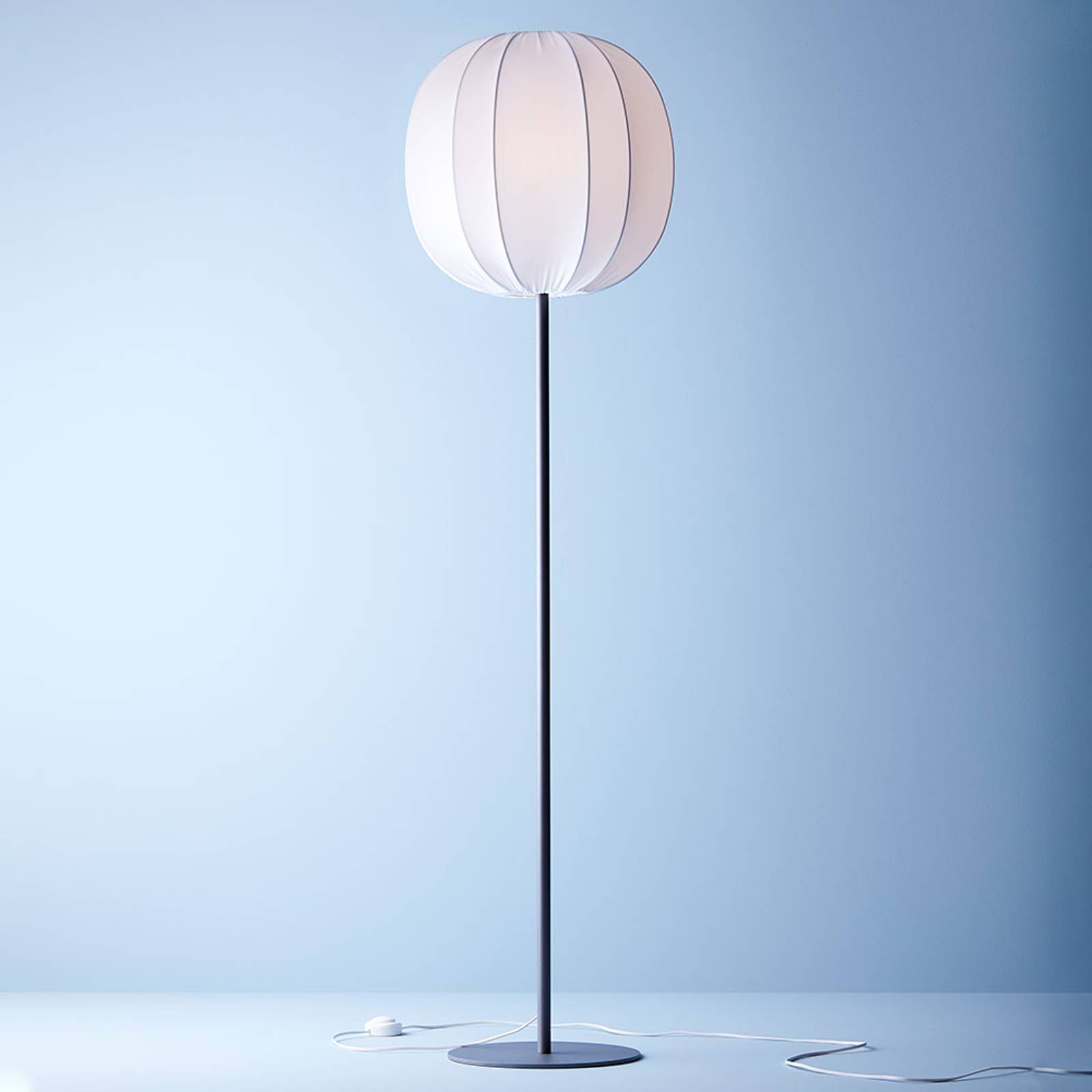 Golvlampa Neo med textilskärm, grafit/vit