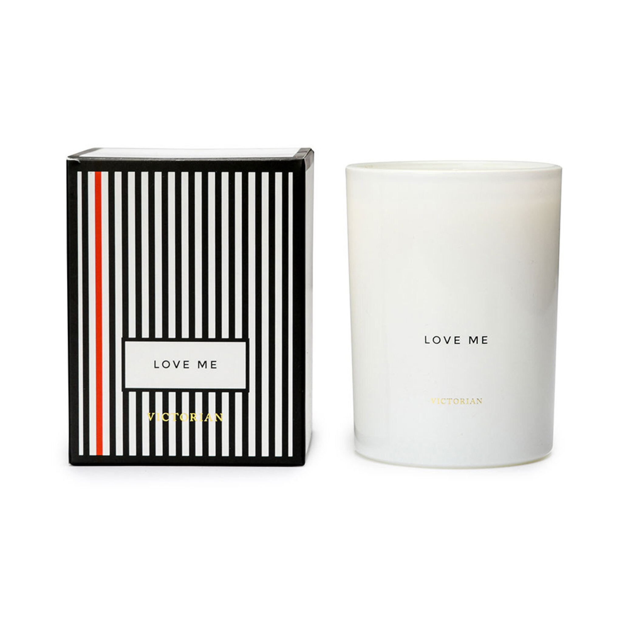 Love Me - Med en ljuvlig design och doft av calico blomma och mandarin. Brinntid 45 timmar. Lämna aldrig ett brinnade ljus obevakat. Håll borta från barn och djur. Glaset kan bli varmt, placera ljuset på lämplig varmresident yta. Underhåll ljuset och klipp av veke var tredje timme., Ø8x10,5 cm