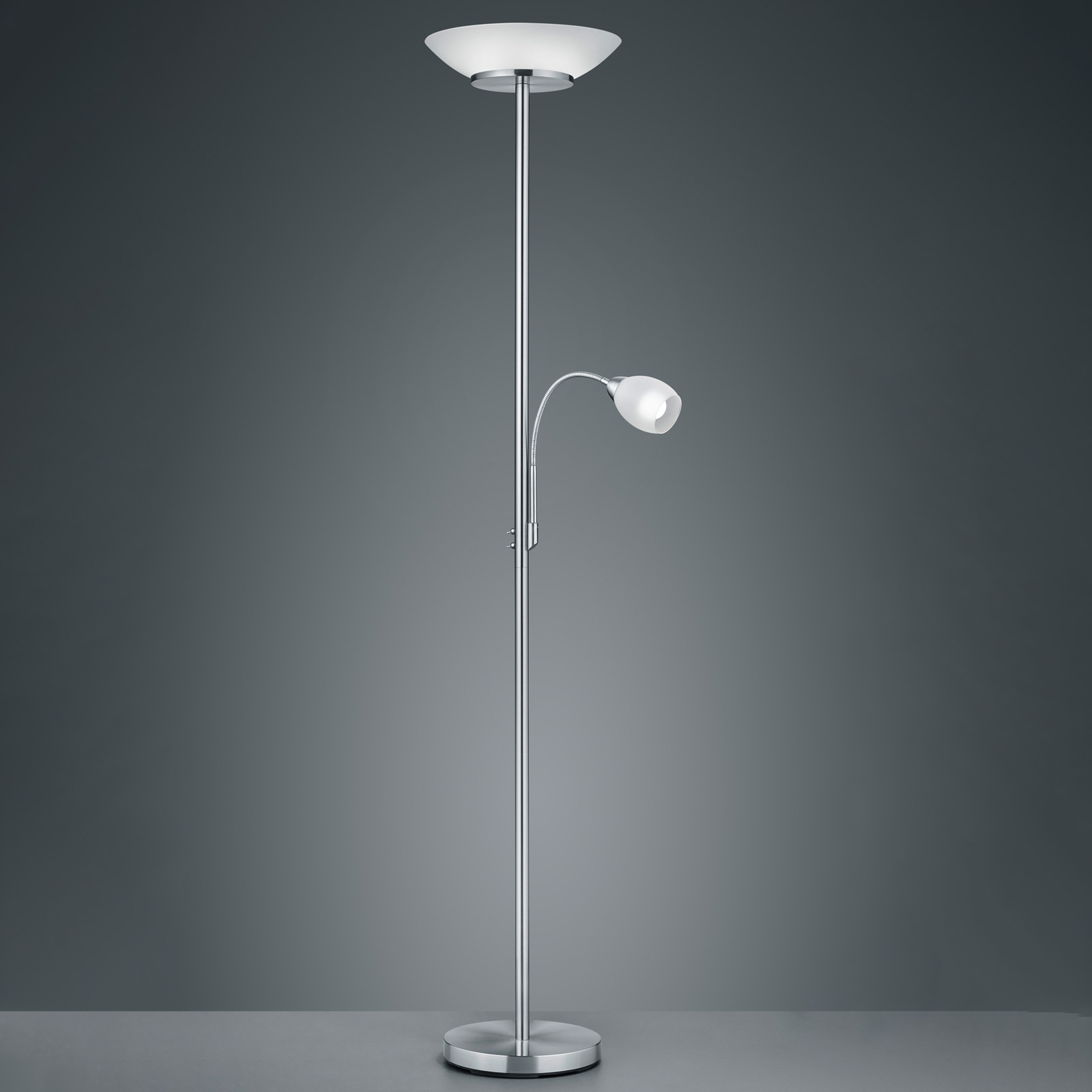 Golvlampa Gerry i nickel