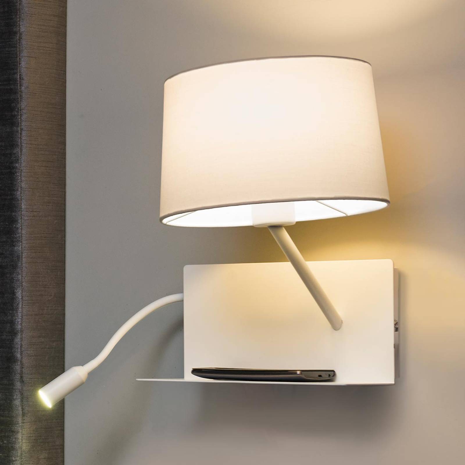 Praktisk vägglampa Handy med LED-läsarm