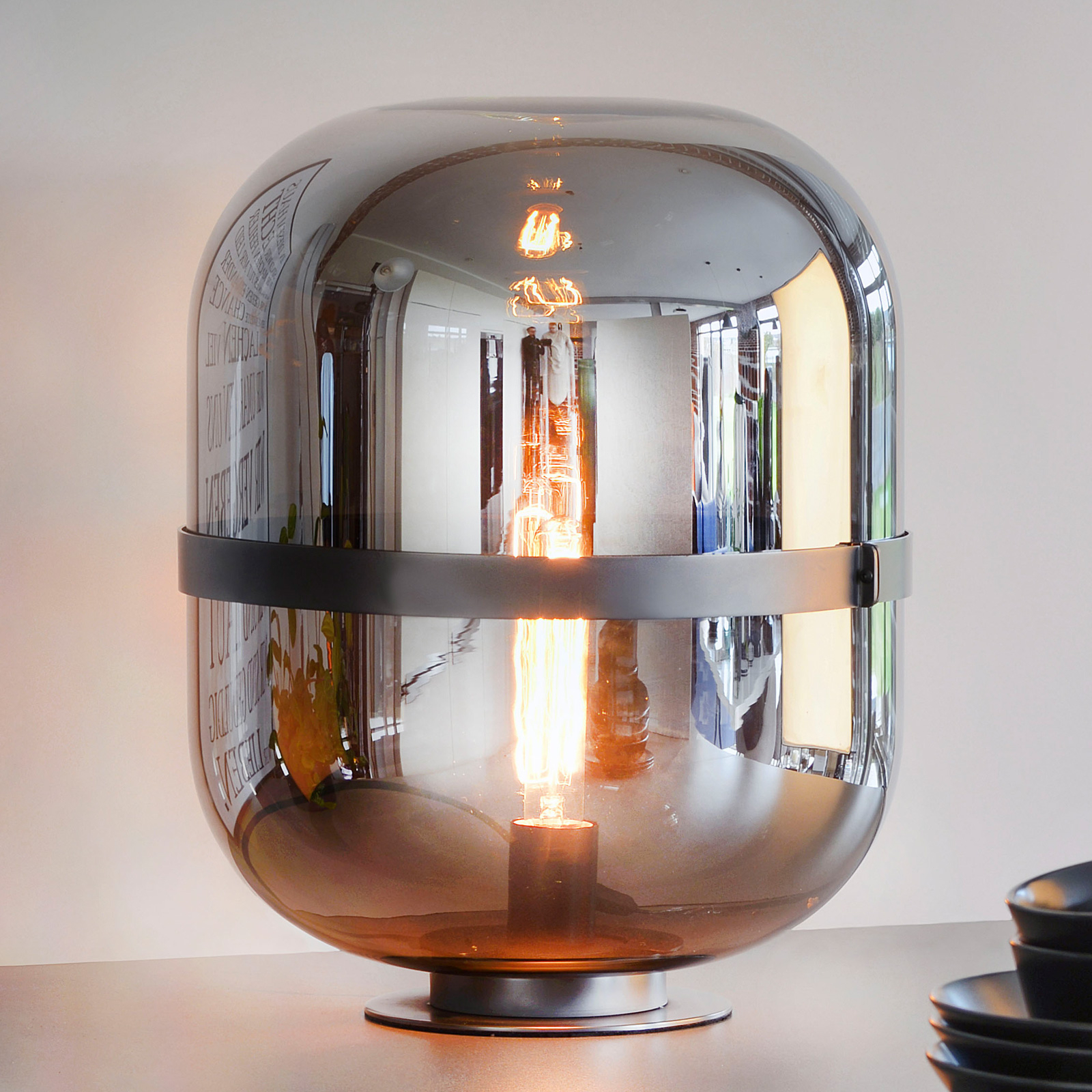 Bordslampa Baloni med rökgrå glasskärm