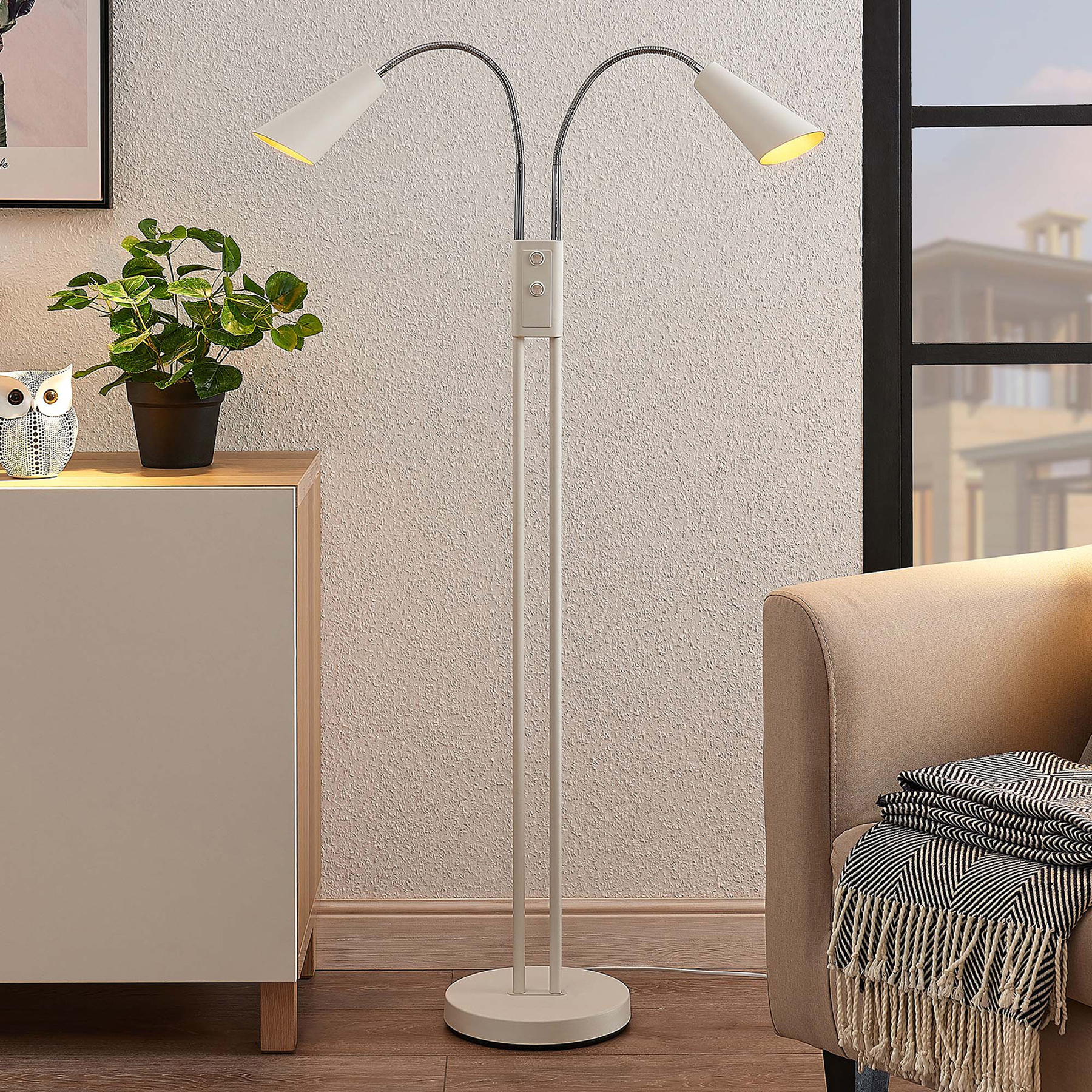 Lucande Medira golvlampa, 2 lampor, vit