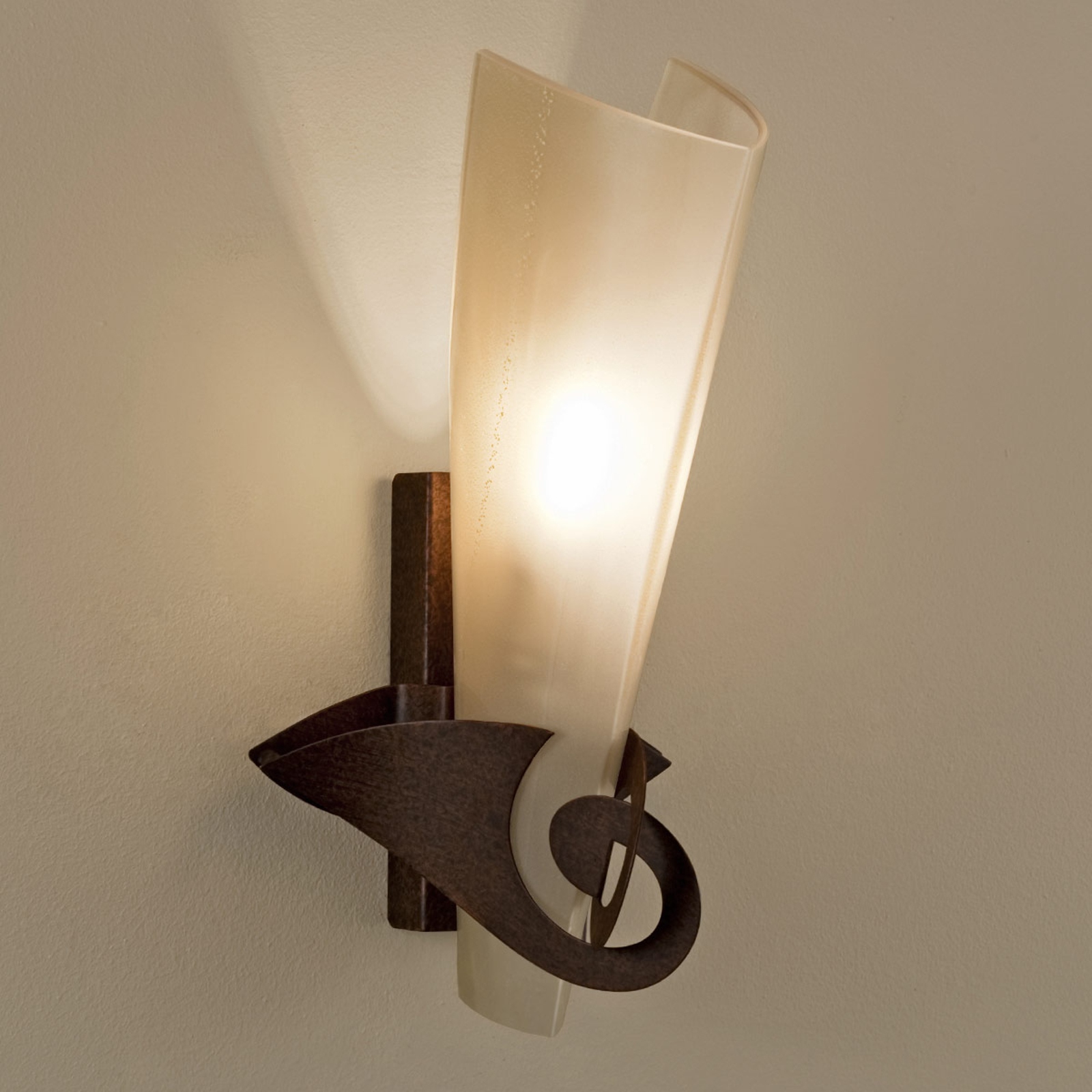 Elegant vägglampa Phantom i rost/guld