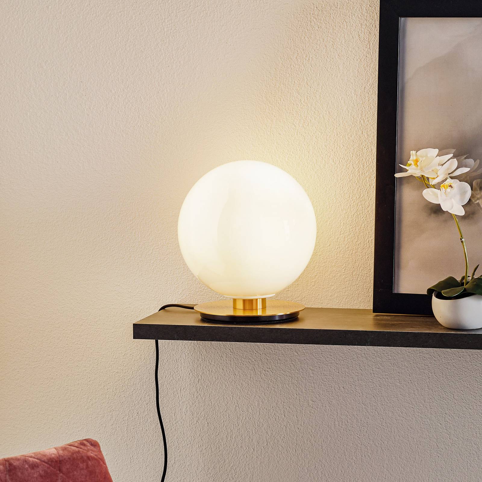 Menu TR Bulb bordslampa 22 cm mässing/opal glans