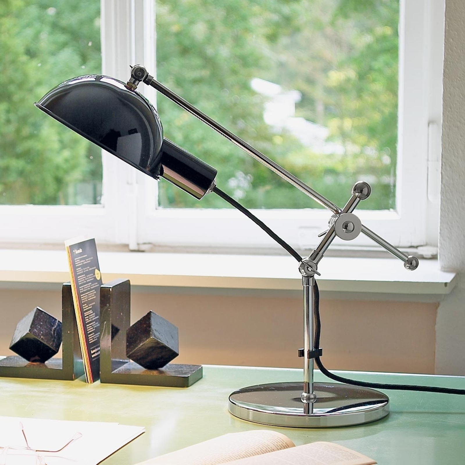 Bordslampa med förkromade leder från 1927