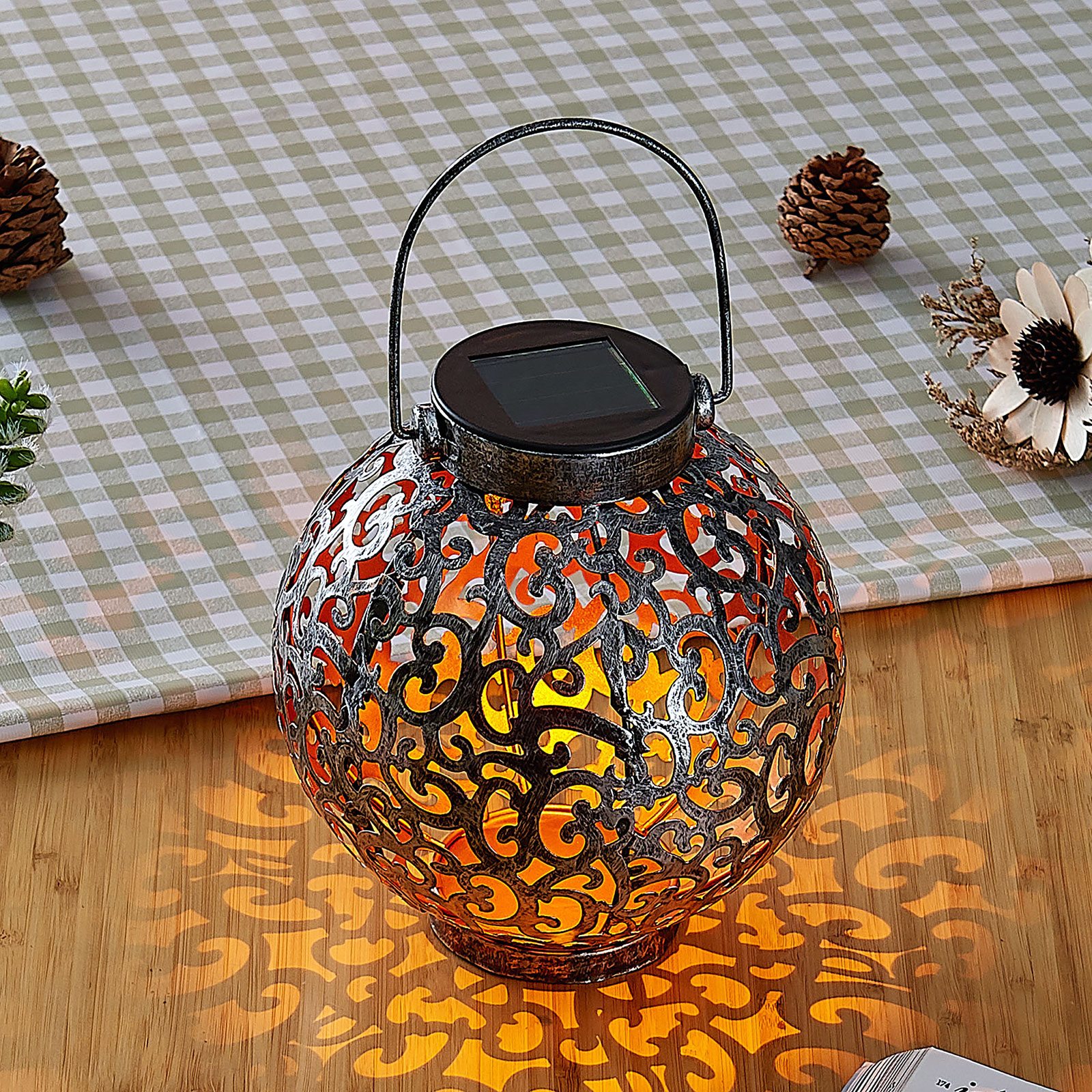 LED-solarlykta Adriano med ornamentmönster, silver