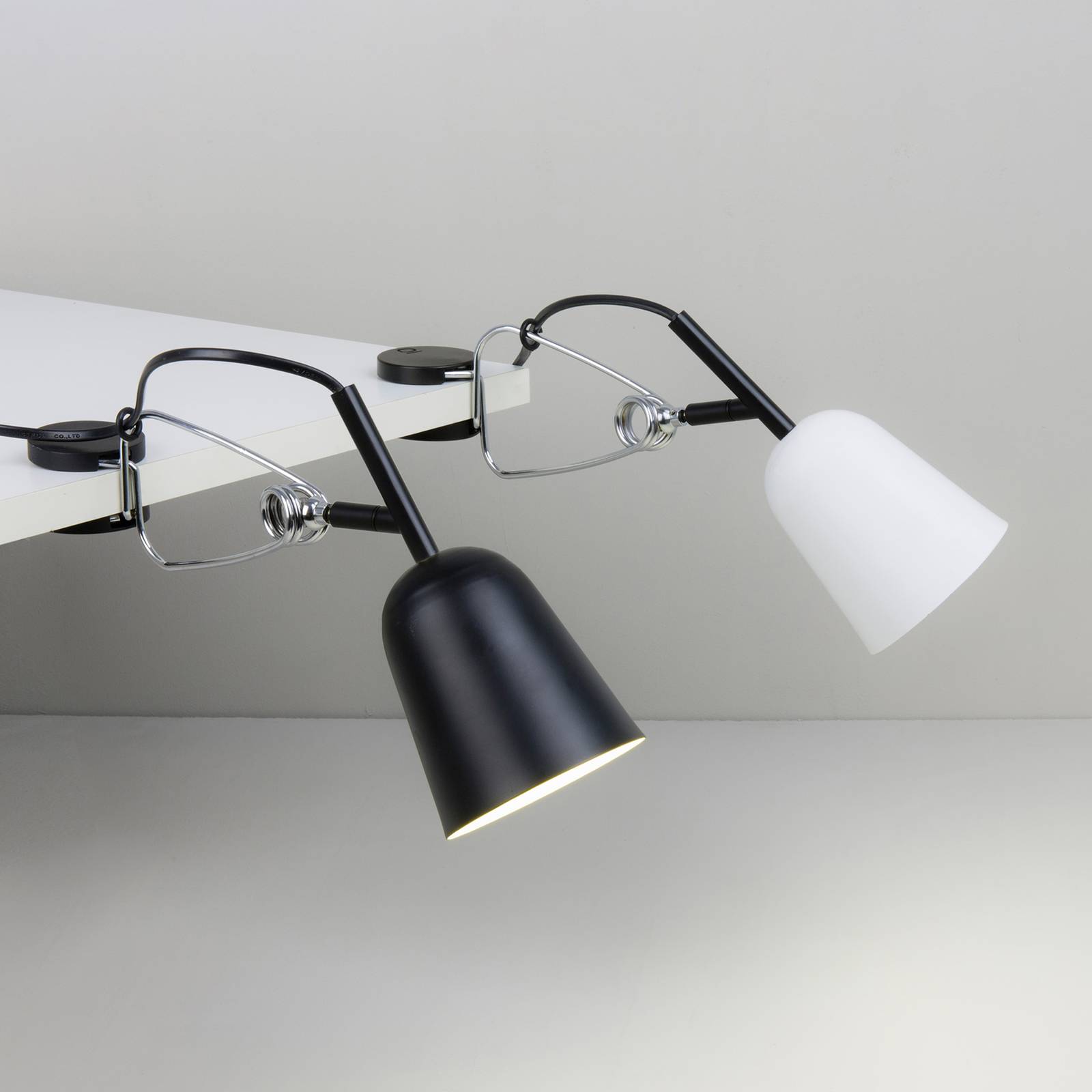 Klämlampa Studio, svart/antikvit