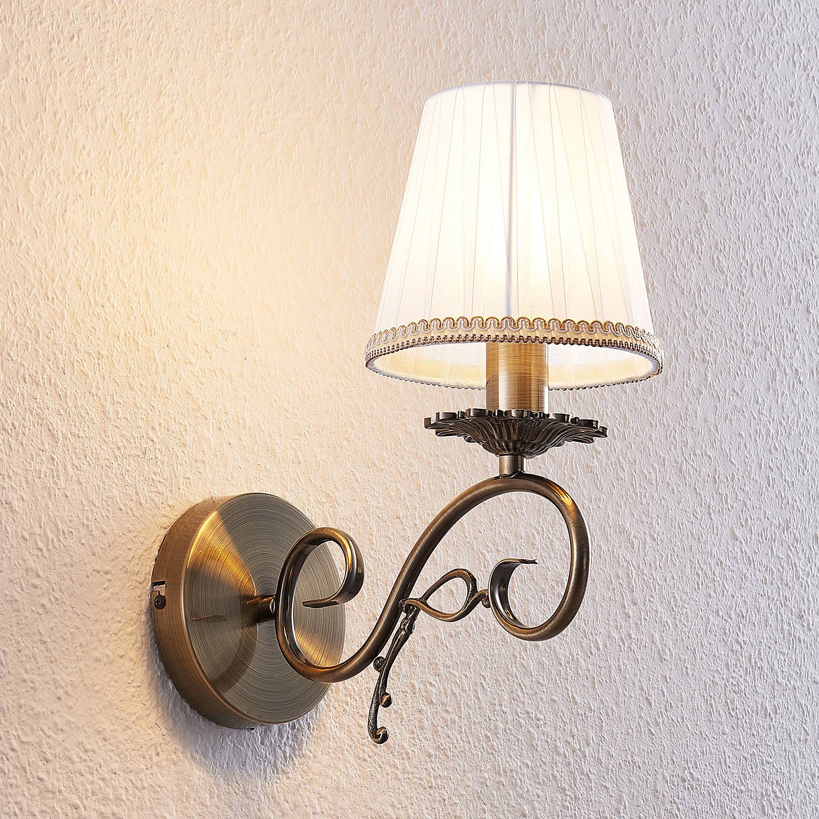 Lindby Finnick vägglampa i antikmässing