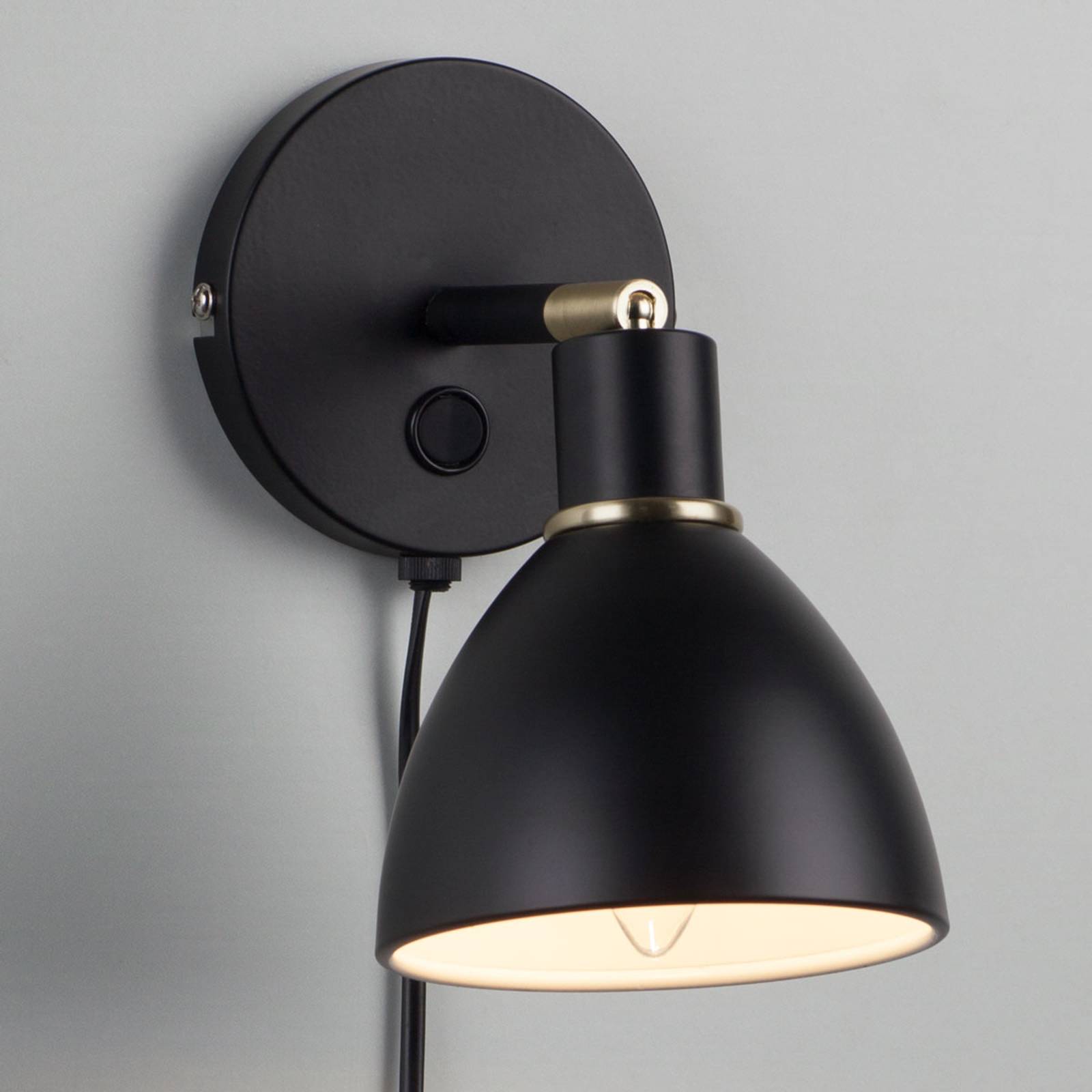 Svart vägglampa Ray med svängbar skärm