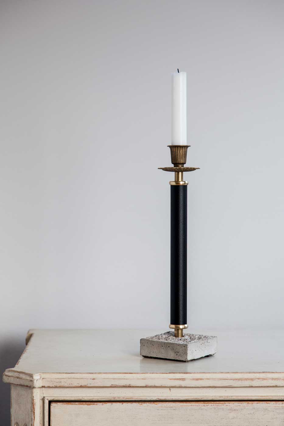 Ljusstake med cementfot 32 cm svart