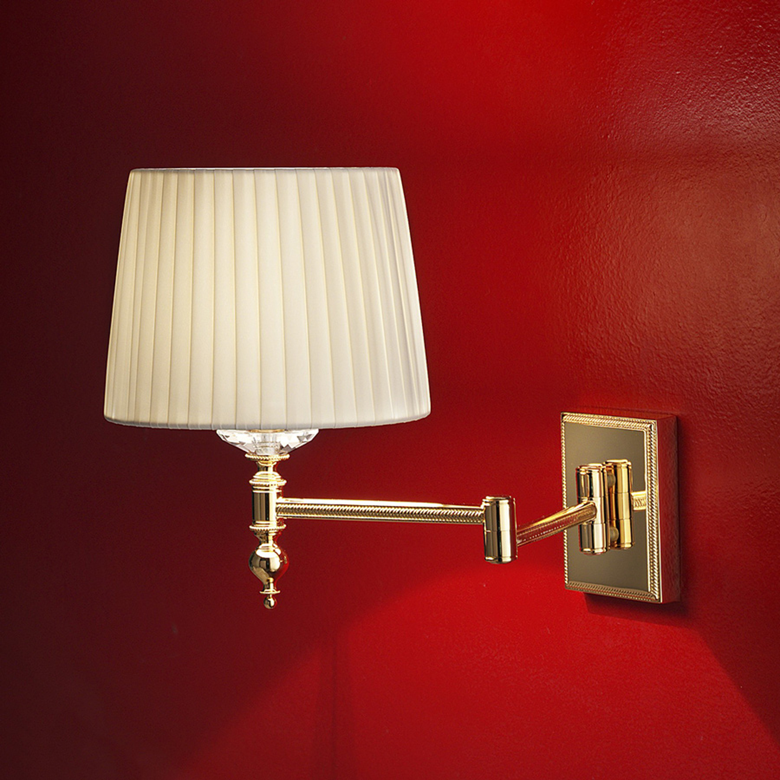 Klassisk vägglampa Grace av mässing, 48 cm