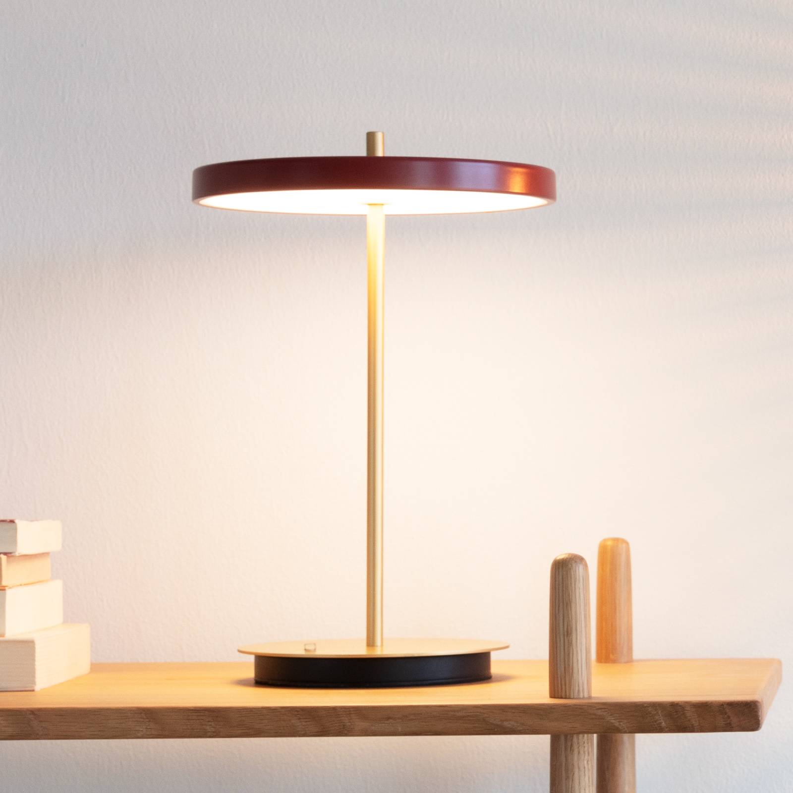 UMAGE LED-bordslampa Asteria move rubinröd
