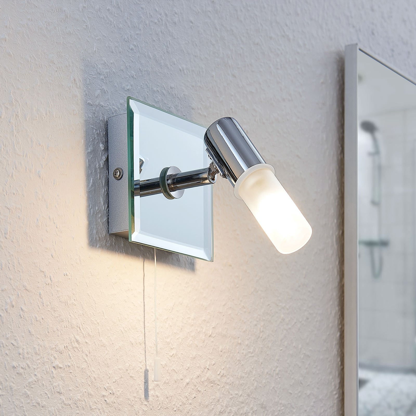 Vägglampa Zela, badrumslampa med dragströmbrytare