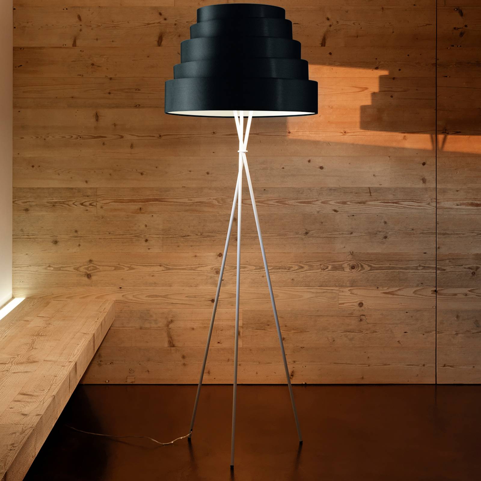 Babel - formskön golvlampa på stativ, svart
